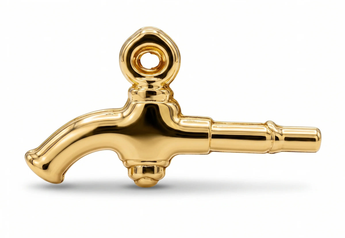 Glänzender goldener Zapfhahn Pin mit polierter Oberfläche und detaillierter Bierhahn Form auf weißem Hintergrund.
