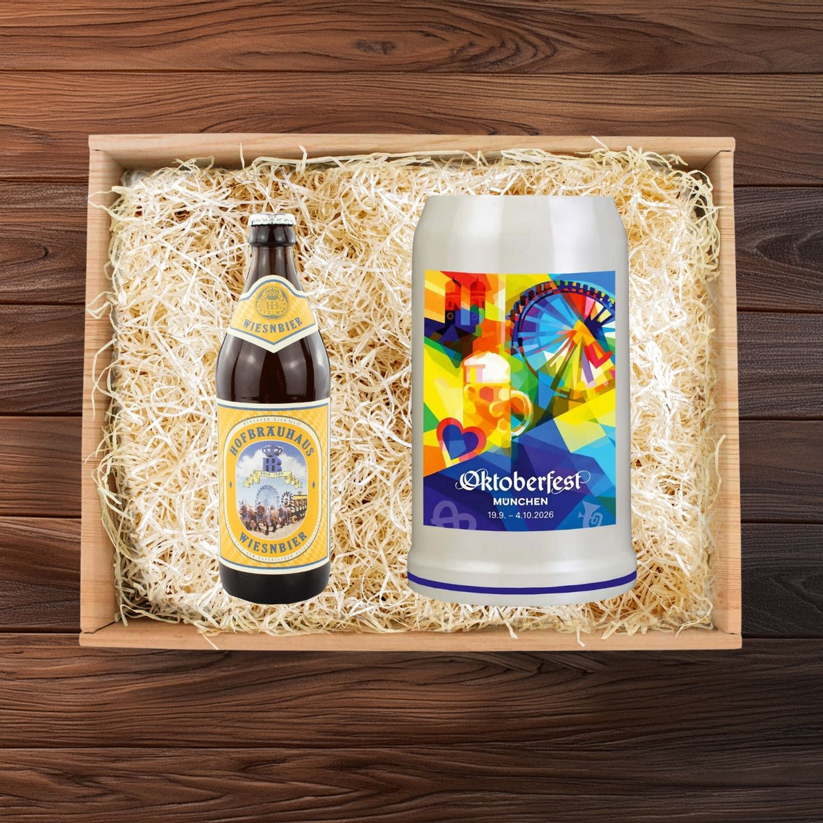 Oktoberfest Geschenkbox mit Hofbräuhaus Wiesnbier Flasche und weißem Bierkrug mit farbigem Wiesn-Motiv.