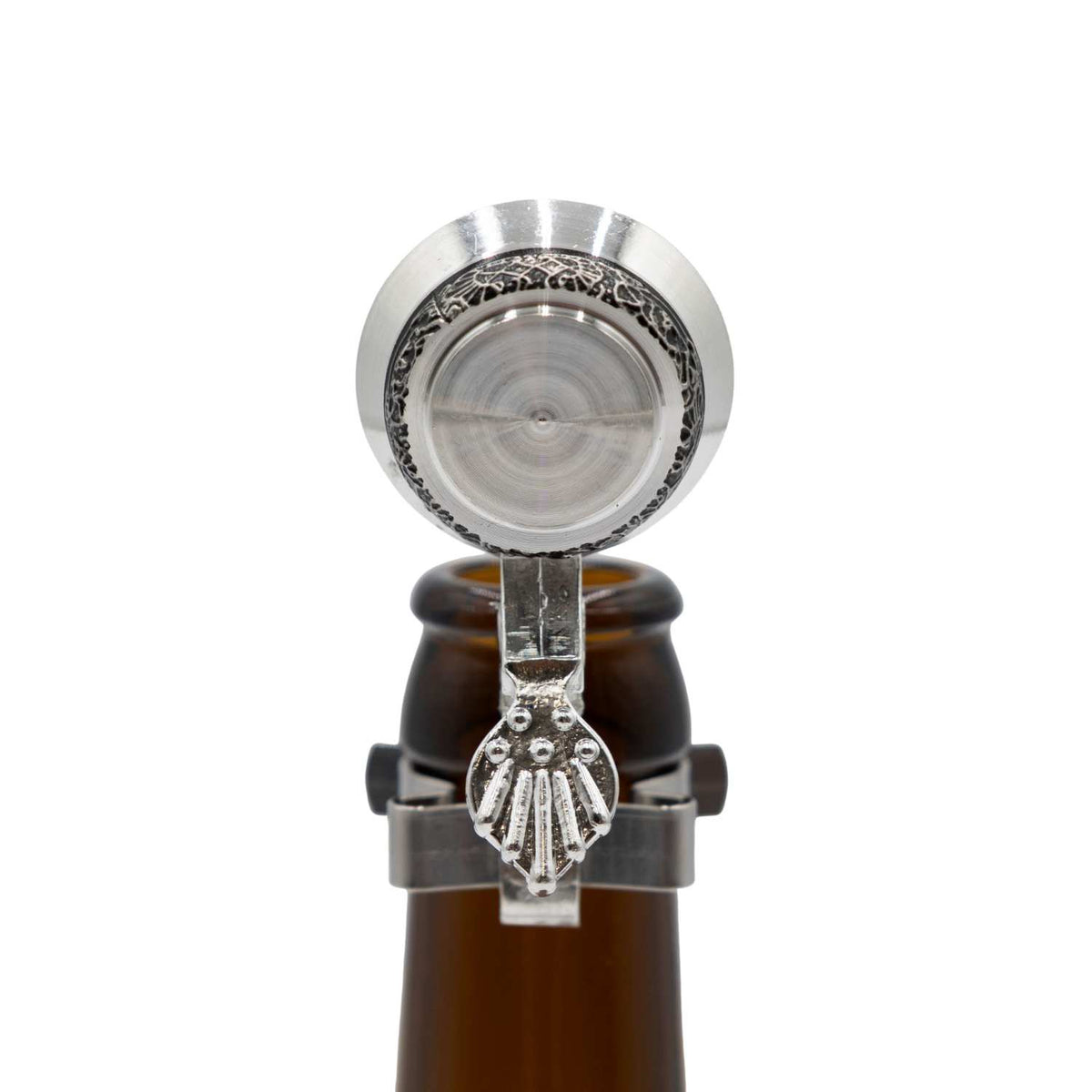 Silberner Bierflaschen Flachzinndeckel mit detailreichen Ornamenten, passend für Standard Bierflaschen.