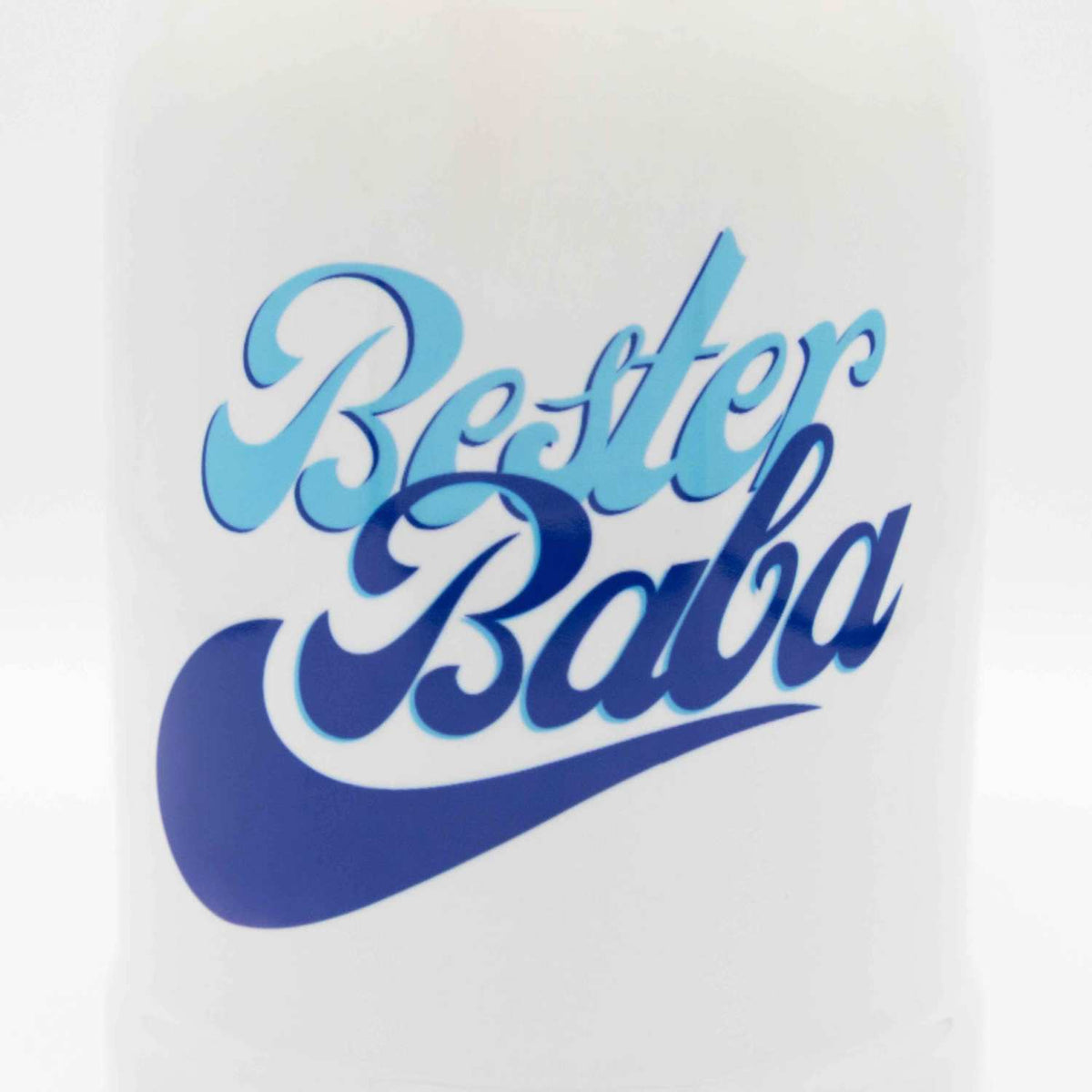 Weißer "Bester Baba" Bierkrug mit blauem, geschwungenem Schriftzug. Ideales Geschenk zum Vatertag.