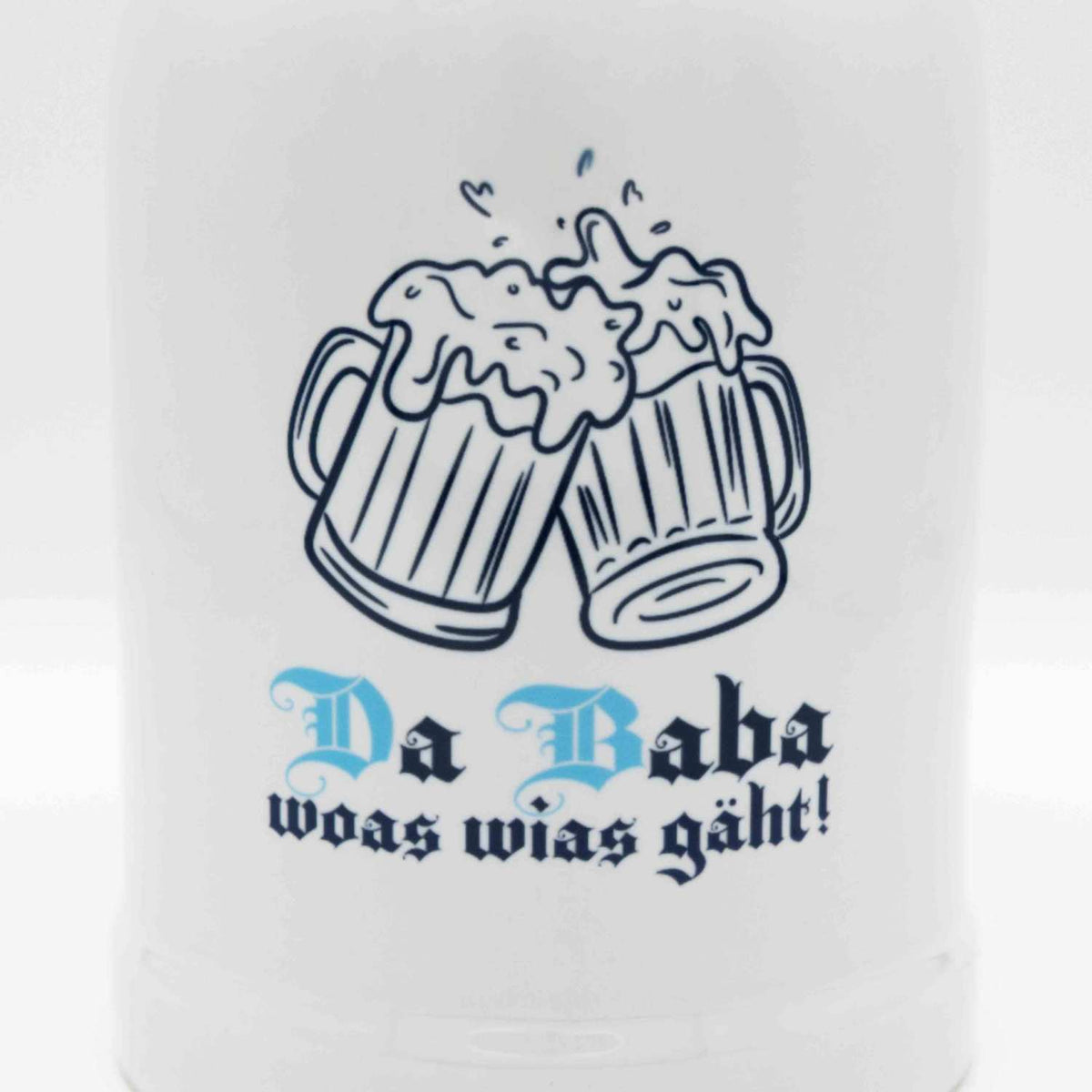 Weißer Bierkrug Da Baba woas wias gäht! mit blauem Dekor von anstoßenden Bierkrügen und Schaum