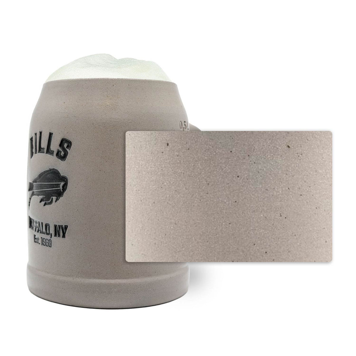 ®NFL PREMIUM Teamkrug Buffalo Bills aus Steinzeug, gefüllt mit Schaum, mit detailreicher Oberflächenstruktur.