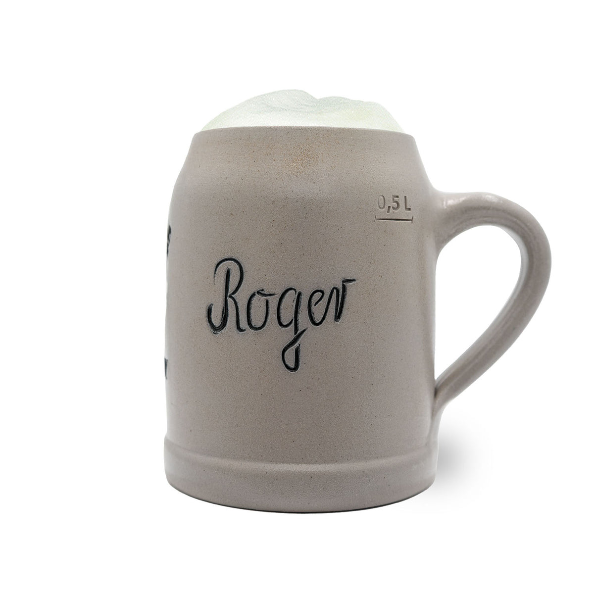 Grauer Steinzeug-Bierkrug mit schwarzer Aufschrift "Roger" und 0,5 L Eichstrich, gefüllt mit Schaum.