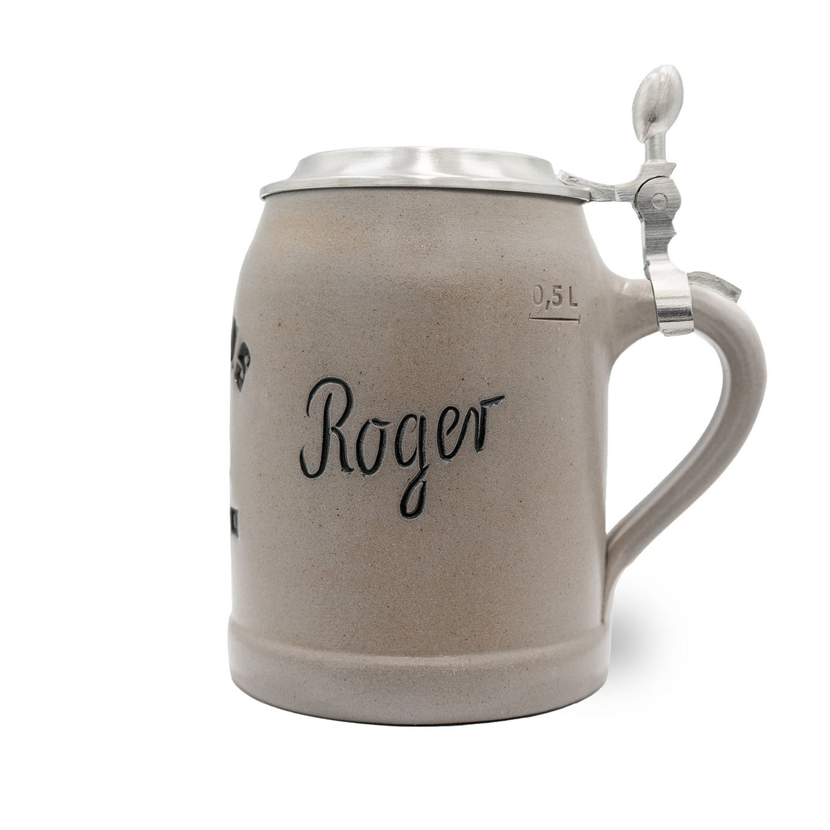 Grauer NFL PREMIUM Teamkrug Cleveland Browns aus Steinzeug mit Roger-Schriftzug und Zinndeckel, 0,5 Liter Markierung.
