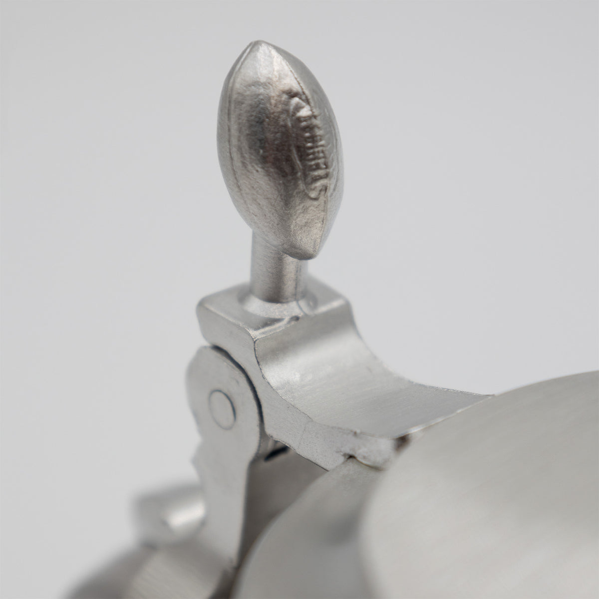 Detailansicht des NFL PREMIUM Teamkrugs Washington Commanders mit silbernem Football-ähnlichem Deckelgriff aus Metall.