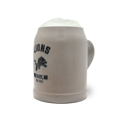 ®NFL PREMIUM Teamkrug Detroit Lions aus Steinzeug, gefüllt mit Bier und Schaum, schwarzes Logo.