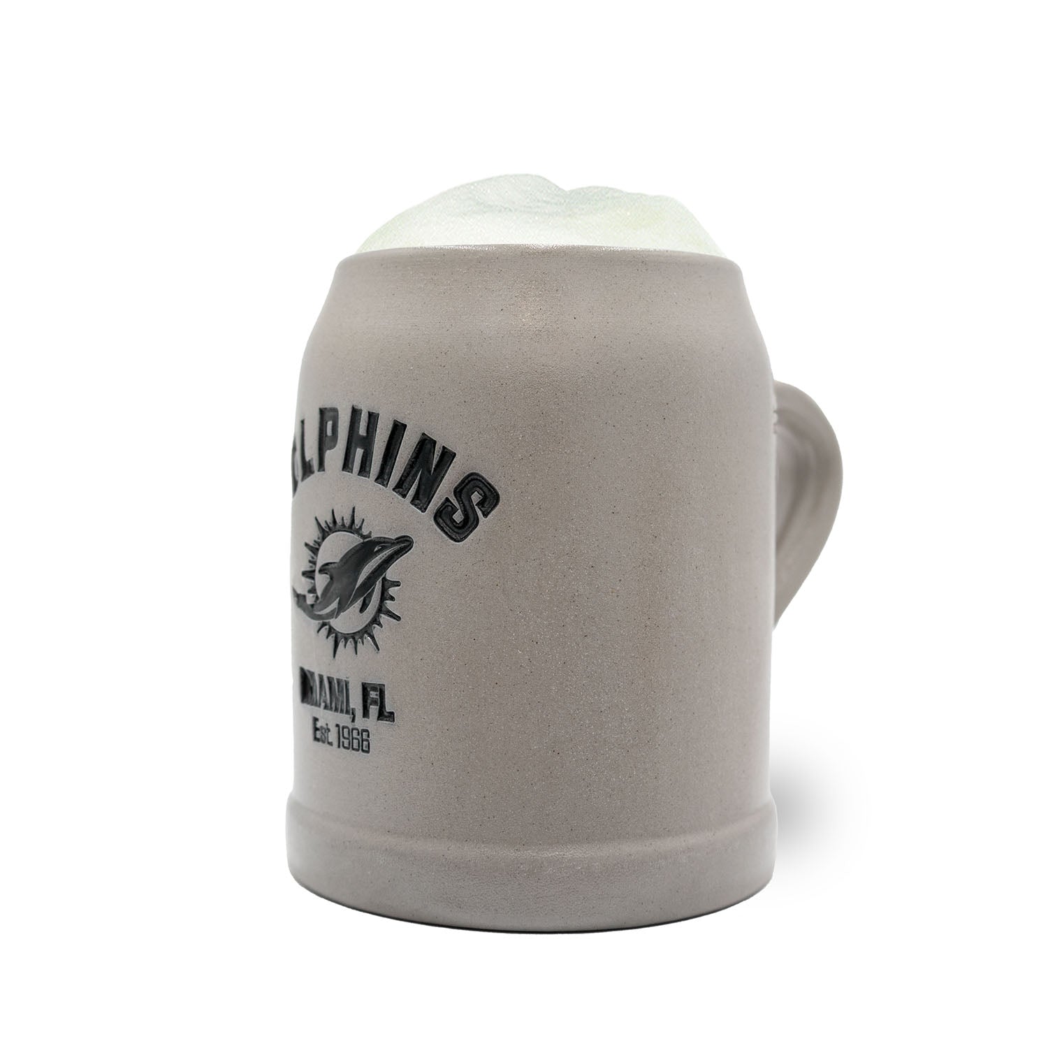 Graugrüner NFL PREMIUM Teamkrug Miami Dolphins mit Logo und Schriftzug, gefüllt mit Schaum, auf weißem Hintergrund.