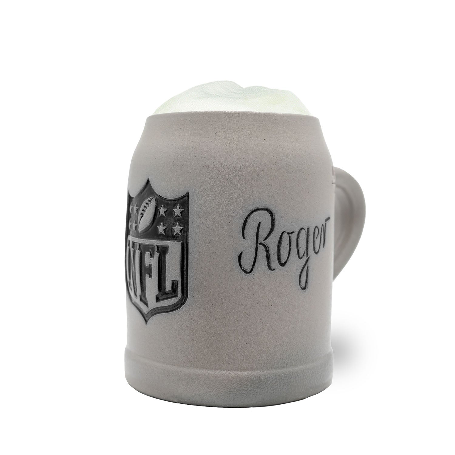 Grauer NFL PREMIUM Fan-Krug NFL Shield aus Steingut mit "Roger" Schriftzug, gefüllt mit Schaum.