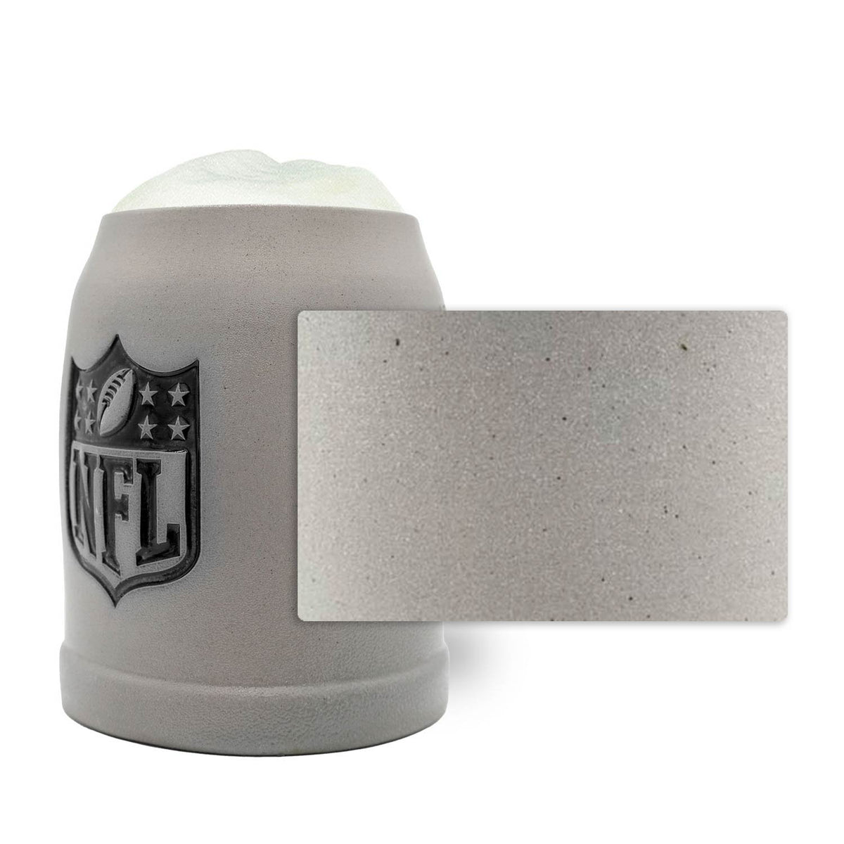 Grauer NFL PREMIUM Fan-Krug NFL Shield mit Schaumkrone und Nahaufnahme der texturierten Oberfläche des Bierkrugs.