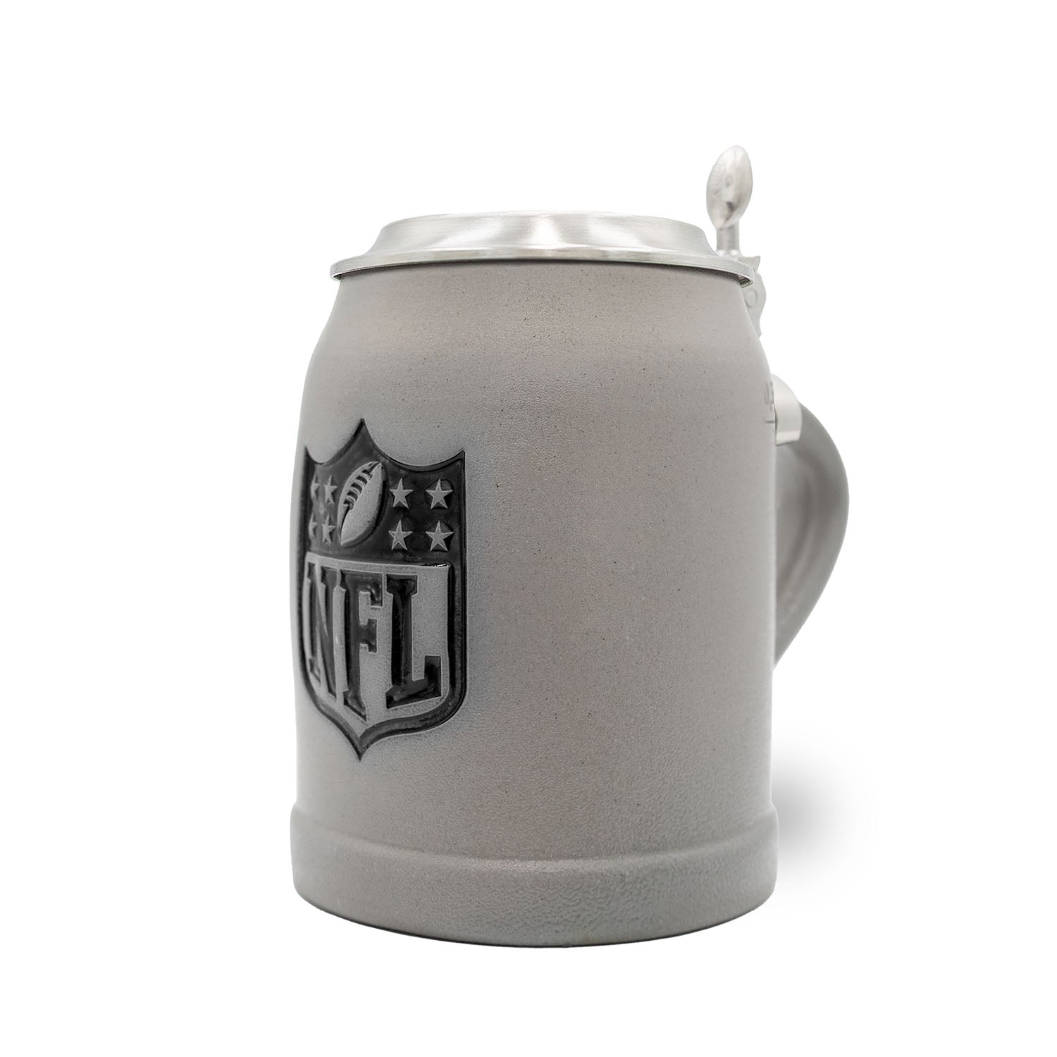 Grauer NFL PREMIUM Fan-Krug mit NFL Shield Logo, strukturiertem Keramik-Finish und einem Zinn-Klappdeckel.