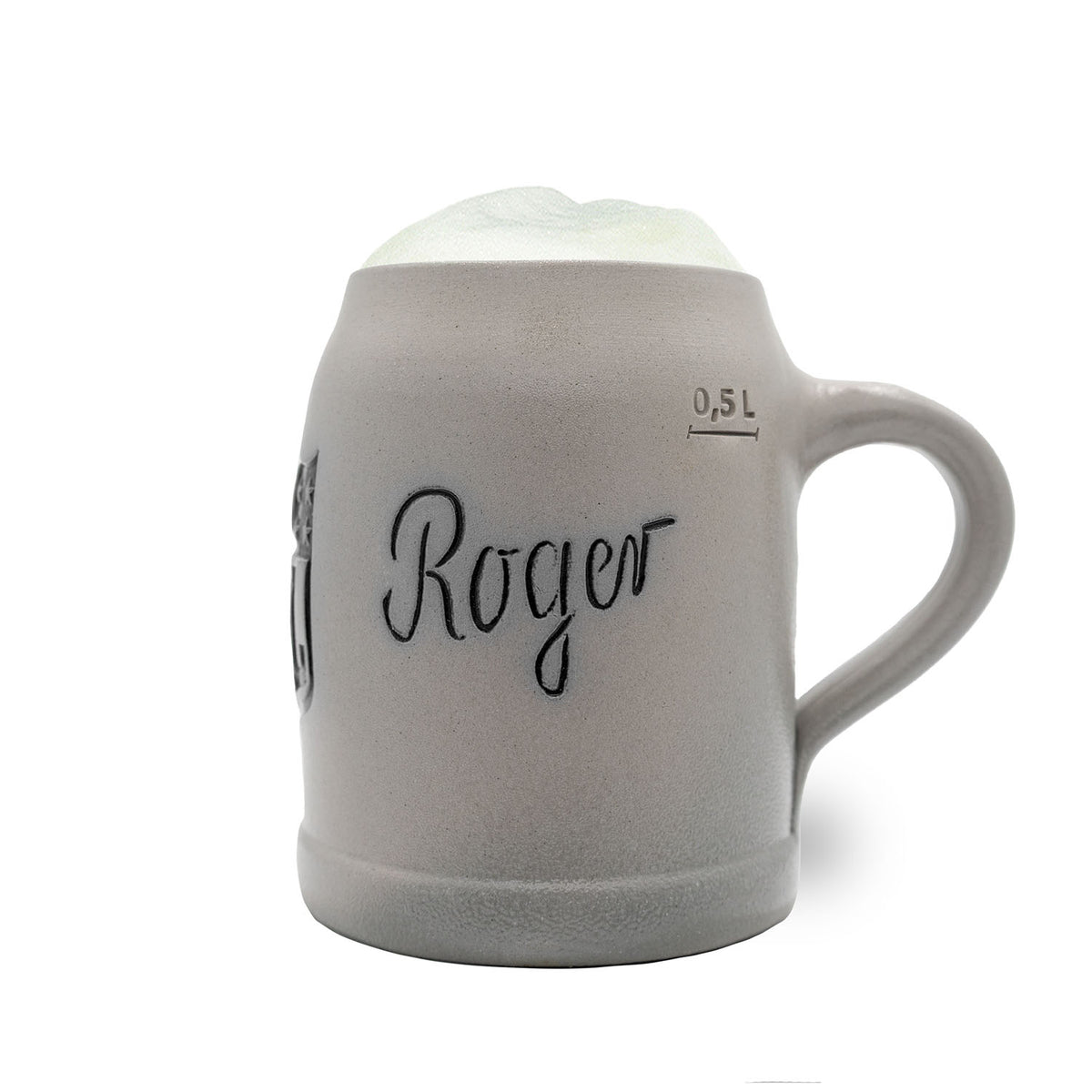 Grauer Bierkrug mit 0,5L Füllanzeige und schwarzer Aufschrift Roger, Schaumkrone oben.