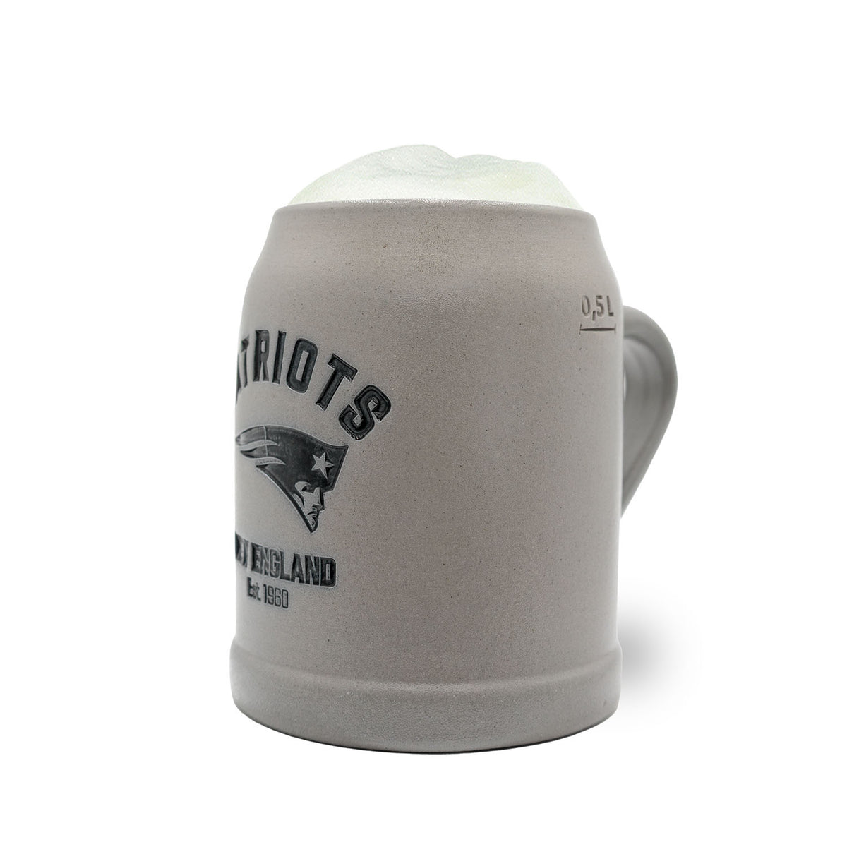 Grauer PREMIUM Teamkrug New England Patriots aus Steingut mit Logo und 0,5 Liter Markierung, gefüllt mit Schaum.