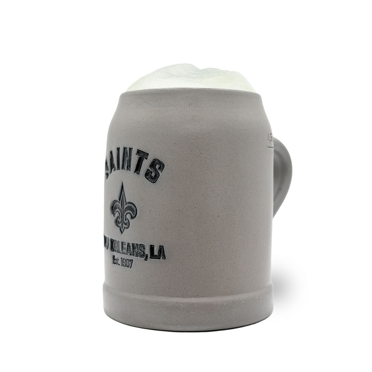 Grauer ®NFL PREMIUM Teamkrug New Orleans Saints aus Keramik mit Team-Logo und Schriftzug, gefüllt mit Schaum.