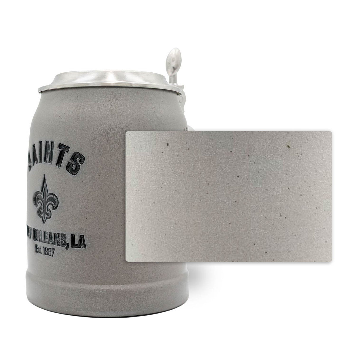 Grauer ®NFL PREMIUM Teamkrug New Orleans Saints aus Steinzeug mit Zinnklappdeckel und Detailansicht der rauen Oberfläche.