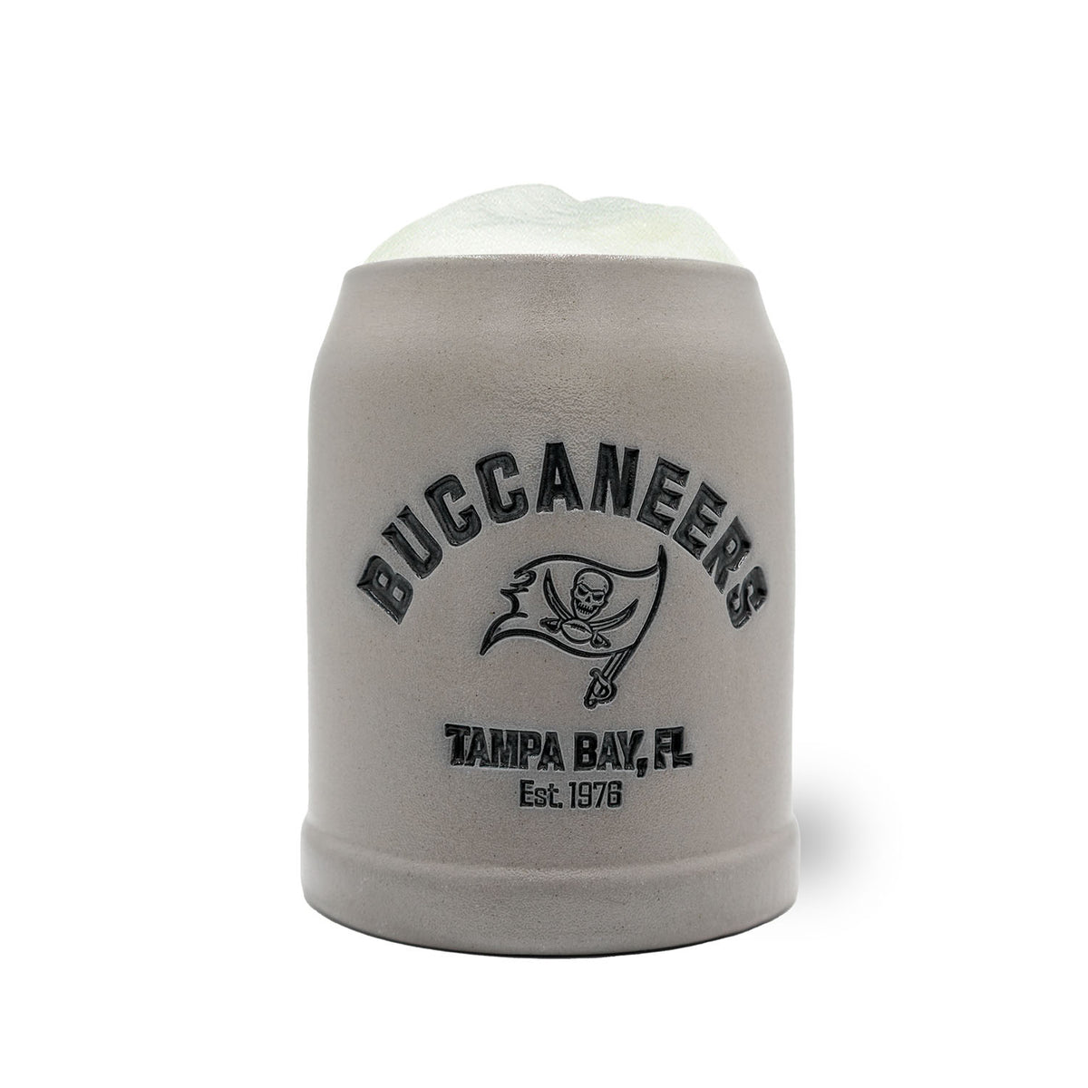 NFL PREMIUM Teamkrug Tampa Bay Buccaneers aus Steinzeug mit dunklem Logo und Schaumkrone, grau.