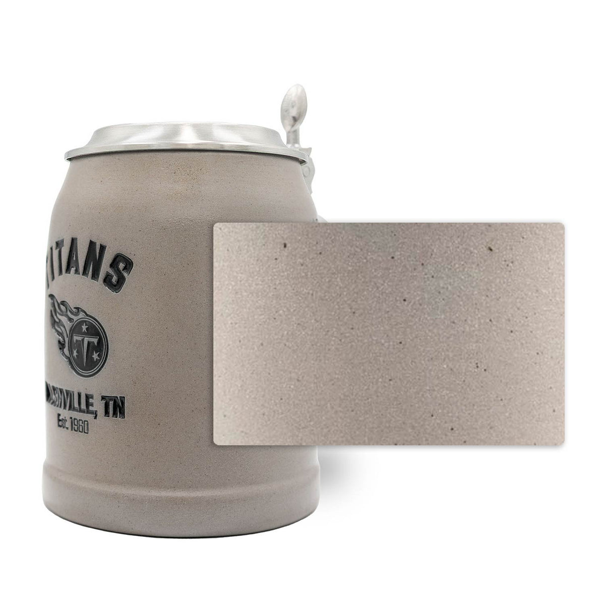 Grauer ®NFL PREMIUM Teamkrug Tennessee Titans mit metallischem Zinndeckel und Logo-Aufdruck auf hellem Hintergrund.