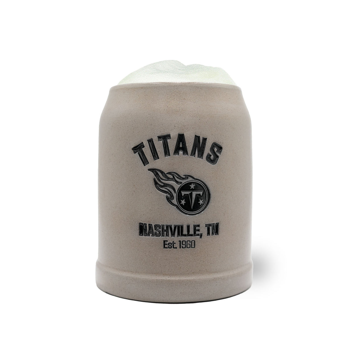 ®NFL PREMIUM Teamkrug Tennessee Titans aus Steingut, grau mit schwarzem Logo, gefüllt mit Bier und Schaumkrone.