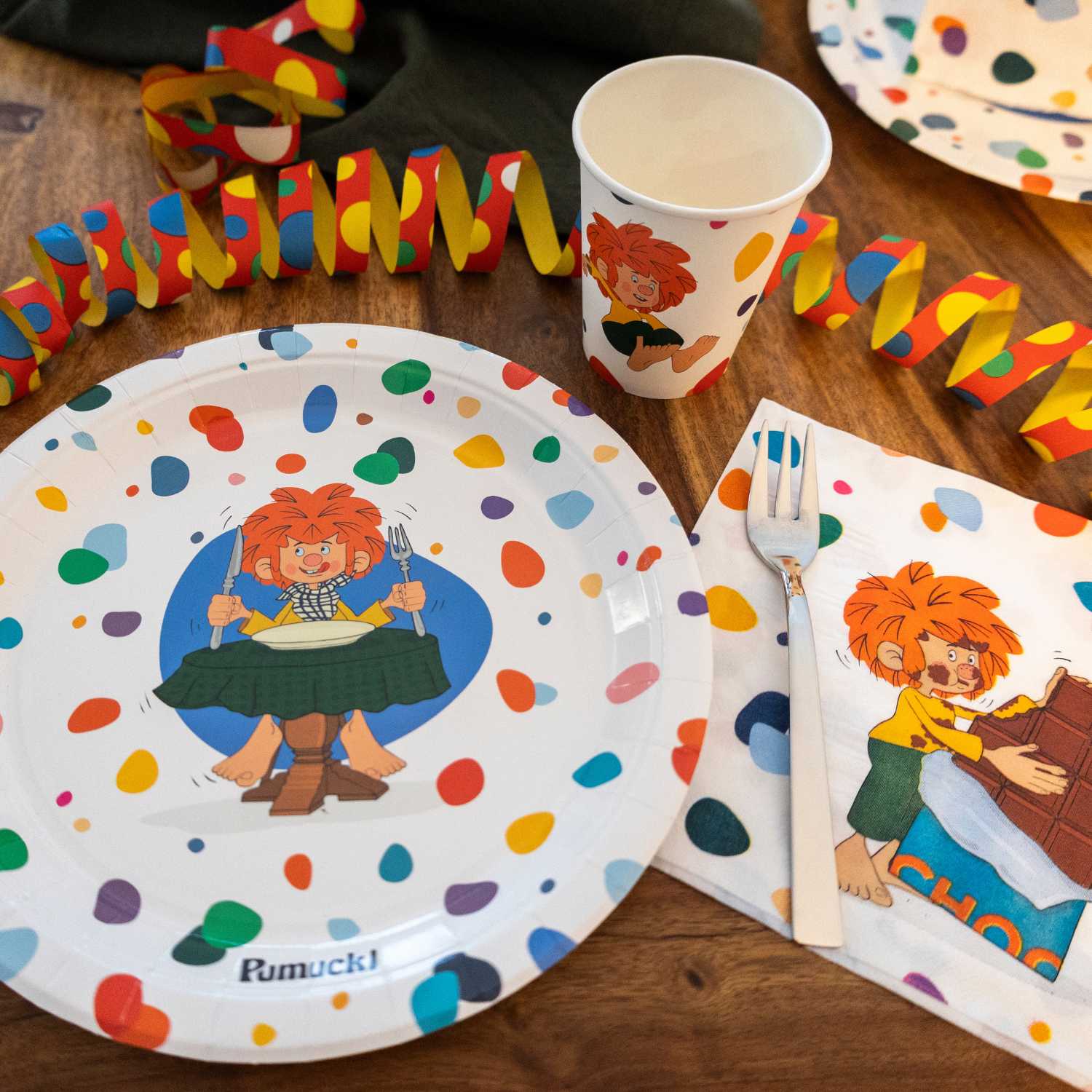 Pumuckl Kinder Party-Set mit Teller, Becher und Serviette, verziert mit bunten Punkten und Pumuckl Motiven.