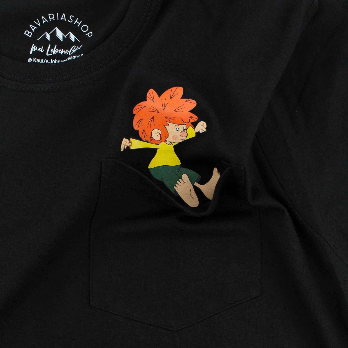 Detail: Pumuckl steckt halb in der Brusttasche des schwarzen T-Shirts
