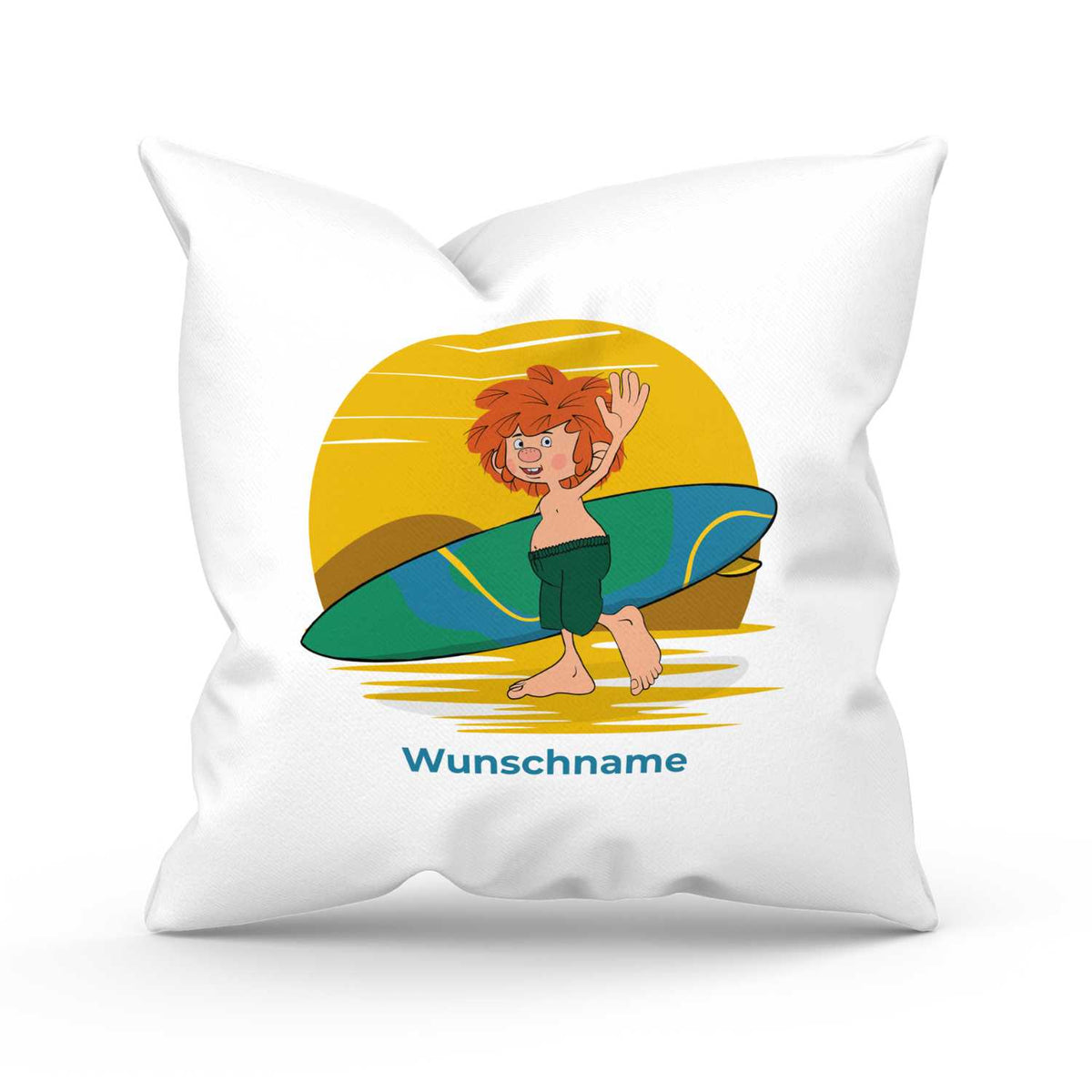 Weißes Pumuckl Kuschelkissen Surfer mit Pumuckl in Badehose und Surfbrett vor gelber Sonne, personalisierbar.