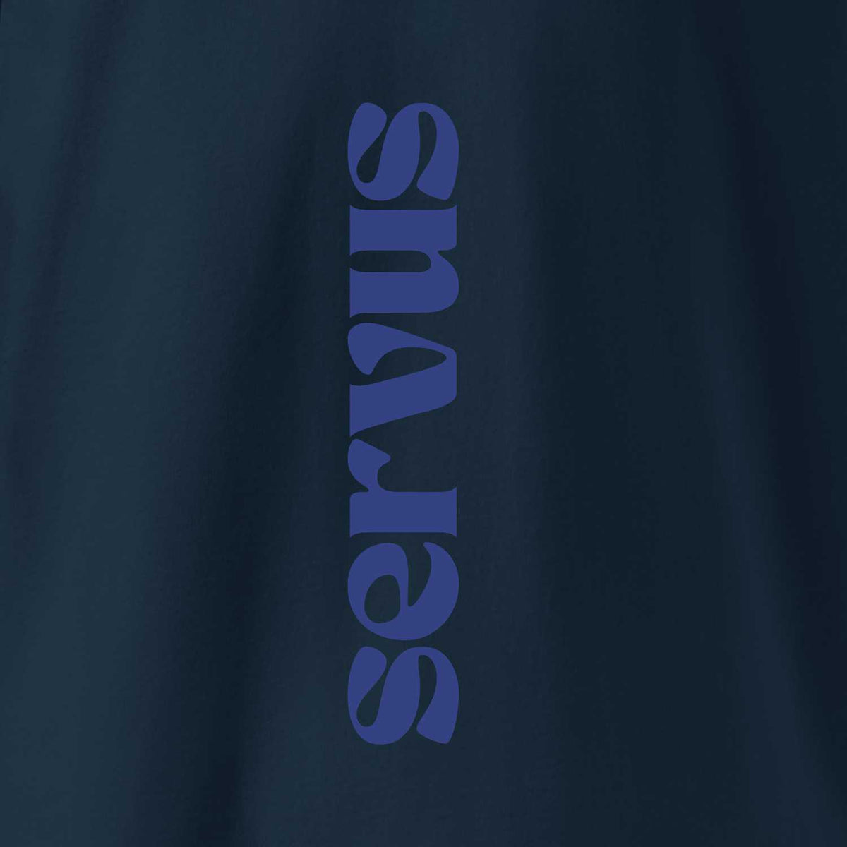 Damen T-Shirt Servus in tiefblau mit vertikalem, elegantem Servus-Schriftzug in königsblau, hochwertiger Bio-Baumwolle