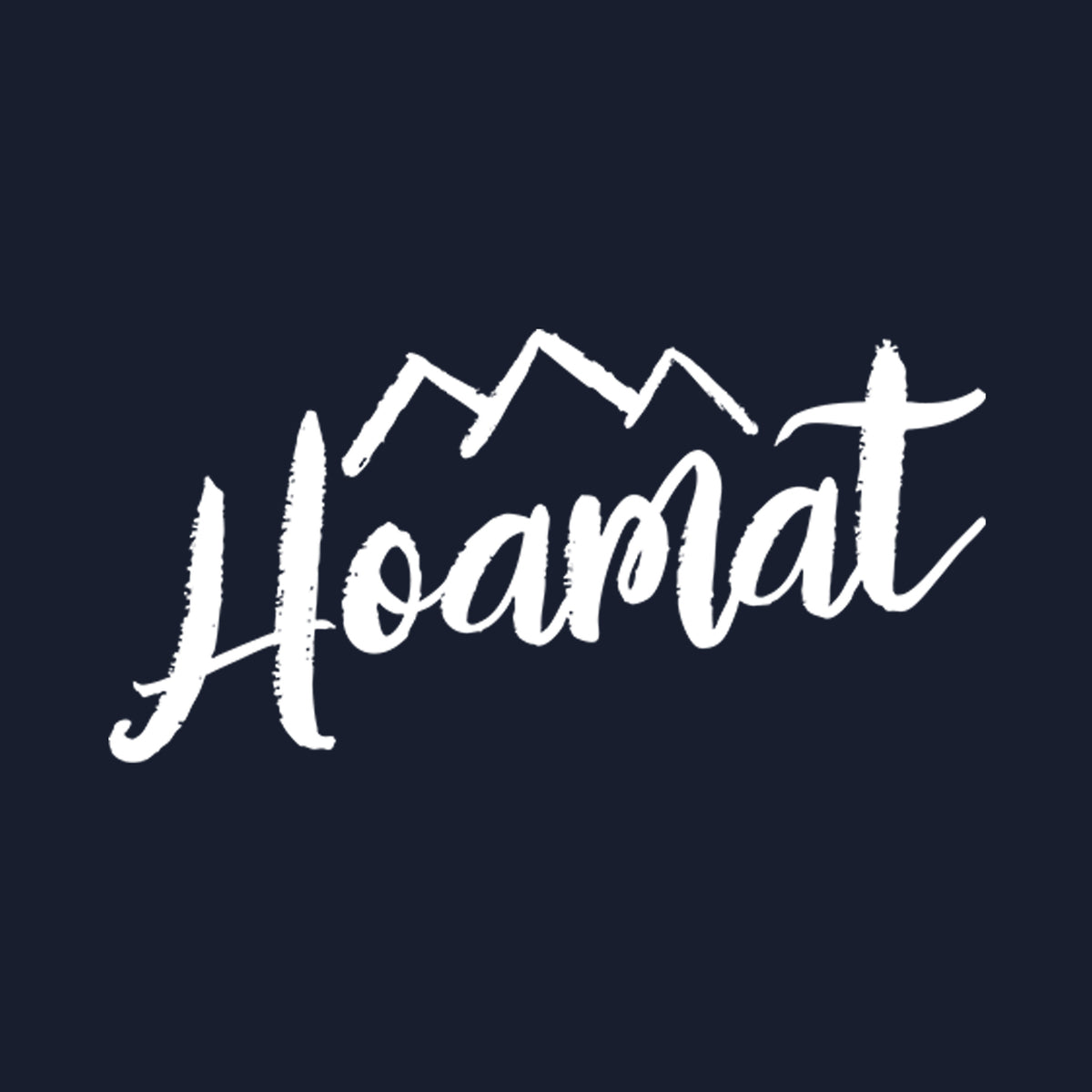 Hoodie Hoamat Logo als weißer Schriftzug in Pinselschrift mit Bergkontur, auf dunkelblauem Hintergrund