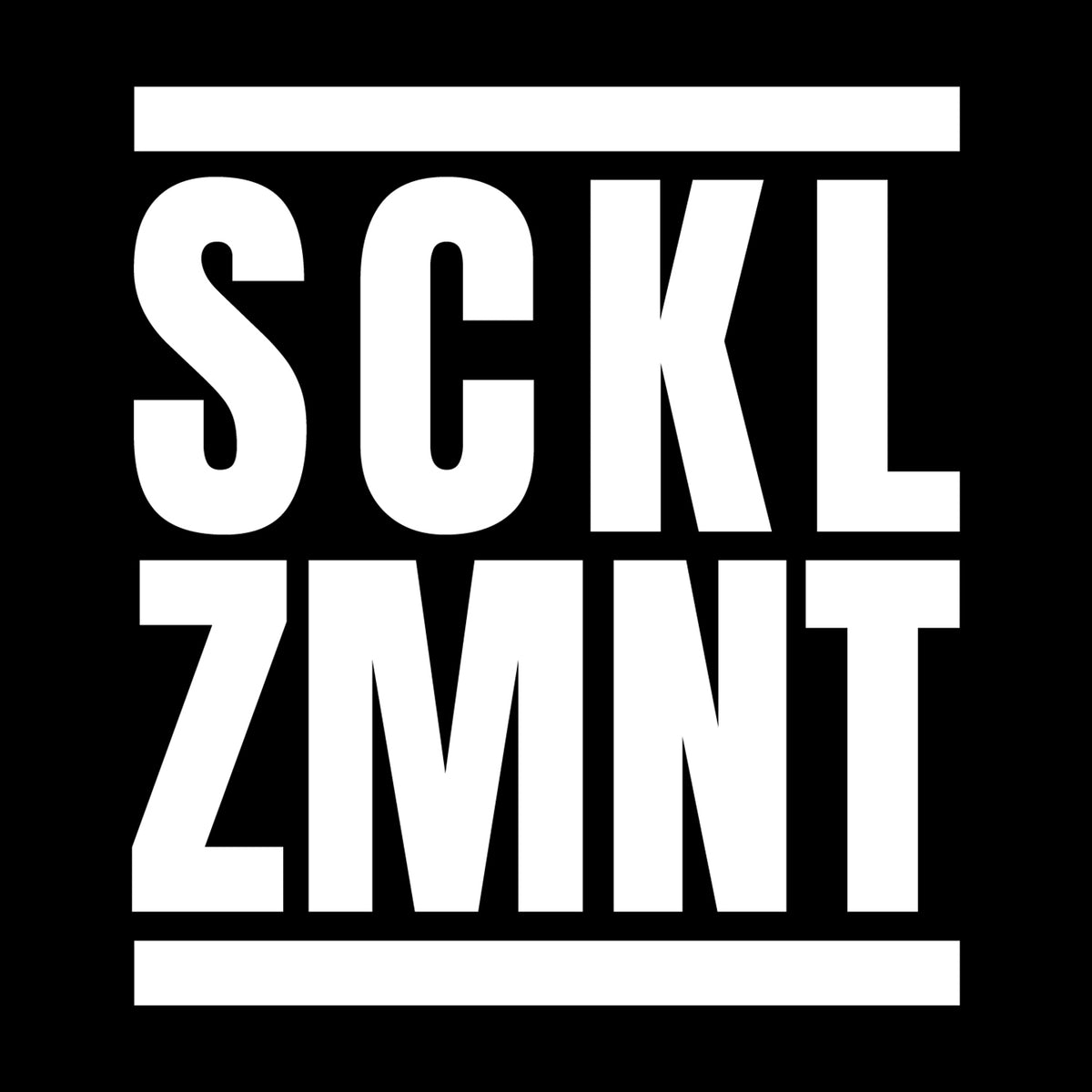 Sacklzement Hoodie, schwarzes Design mit weißem, gestapeltem Sacklzement-Schriftzug und horizontalen Strichen.