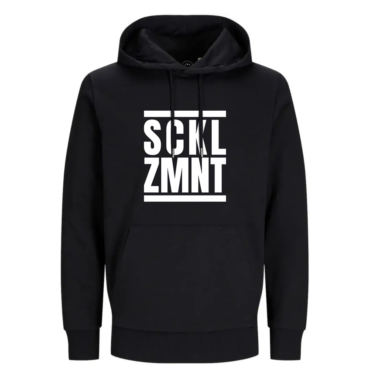 Schwarzer Hoodie "Sacklzement" mit weißem SCKL ZMNT Schriftzug auf der Brust und Kordelzugkapuze.