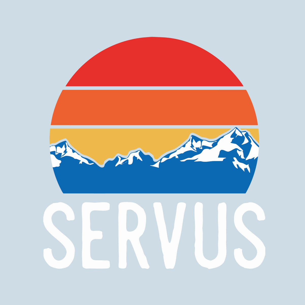 Hoodie Servus Berge mit Bergsilhouette und Sonnenuntergang-Design auf hellblauem Grund, alpiner Stil.