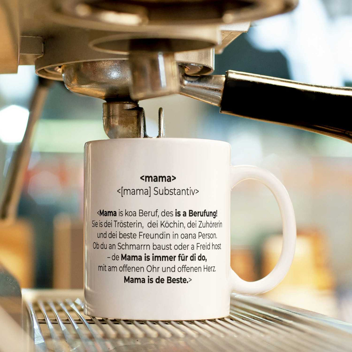 Weißer Kaffee Haferl Mama Code mit Aufschrift in Kaffeemaschine platziert, zum Brühen bereit.