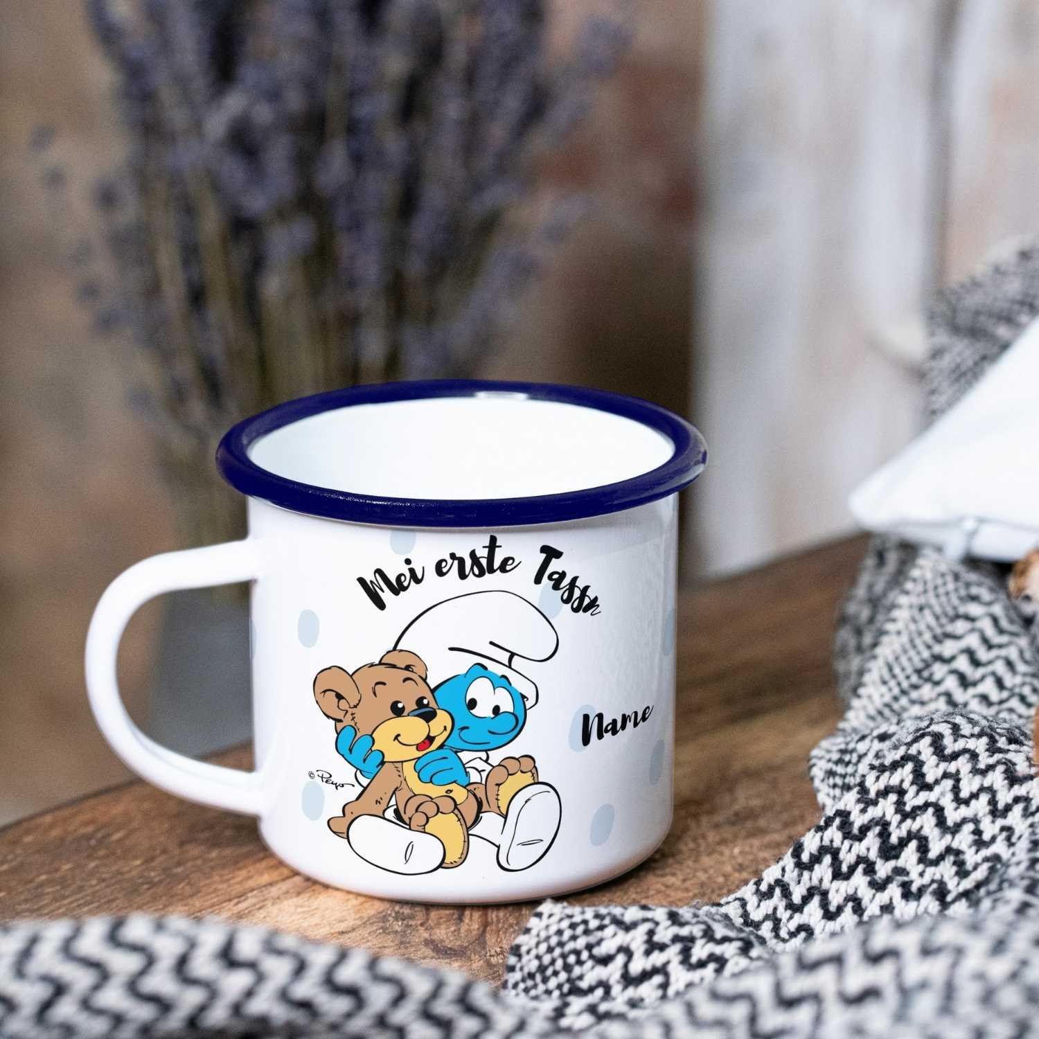 Schlümpfe Emailletasse Mei erste Tassn personalisiert, weiß mit blauem Rand, Motiv Schlumpf & Teddy.