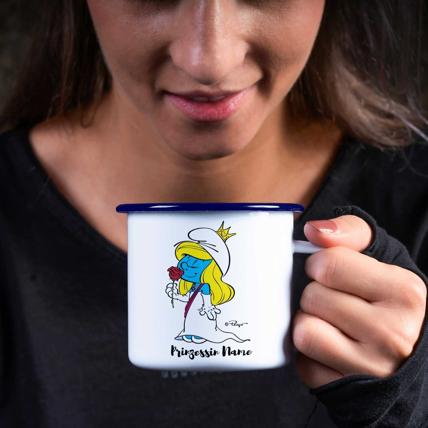 Frau hält personalisierte blaue Schlümpfe Emailletasse Prinzessin mit Schlumpfine und Rose.