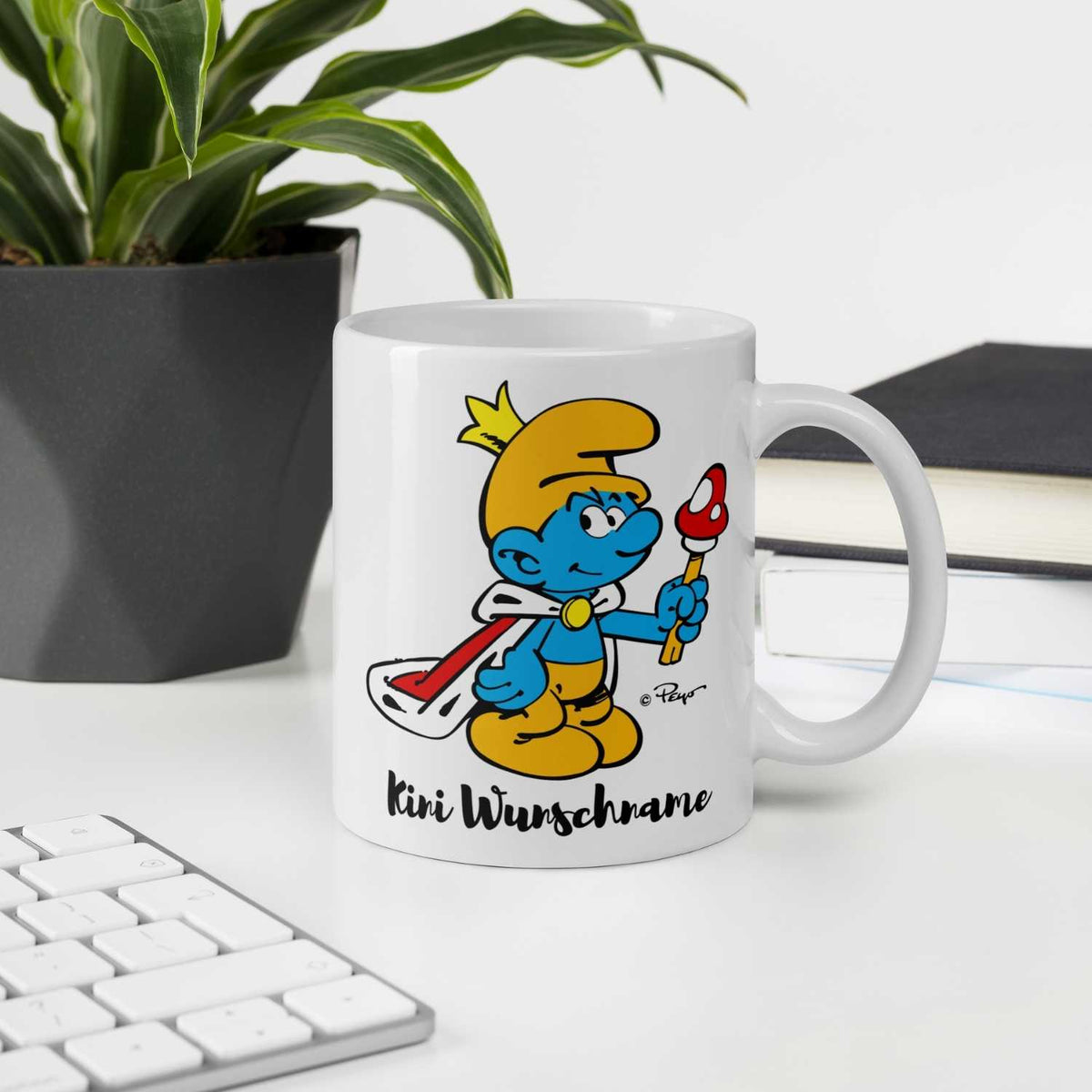 Weiße Die Schlümpfe Tasse "Kini" personalisiert, bedruckt mit König-Schlumpf und Aufschrift Kini Wunschname.