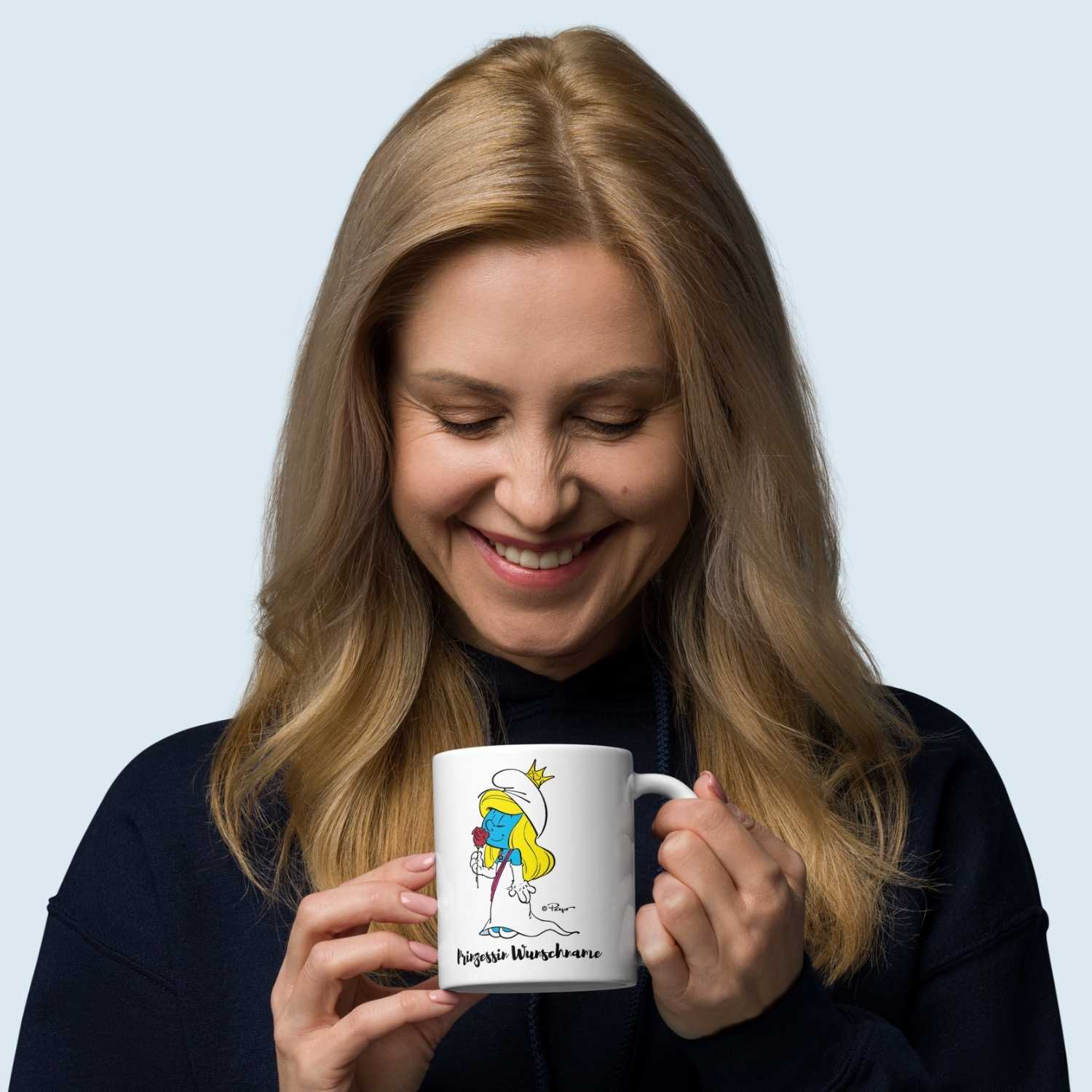 Glückliche Frau hält personalisierte Schlümpfe Tasse Prinzessin mit blondem Schlumpfmädchen und roter Rose.