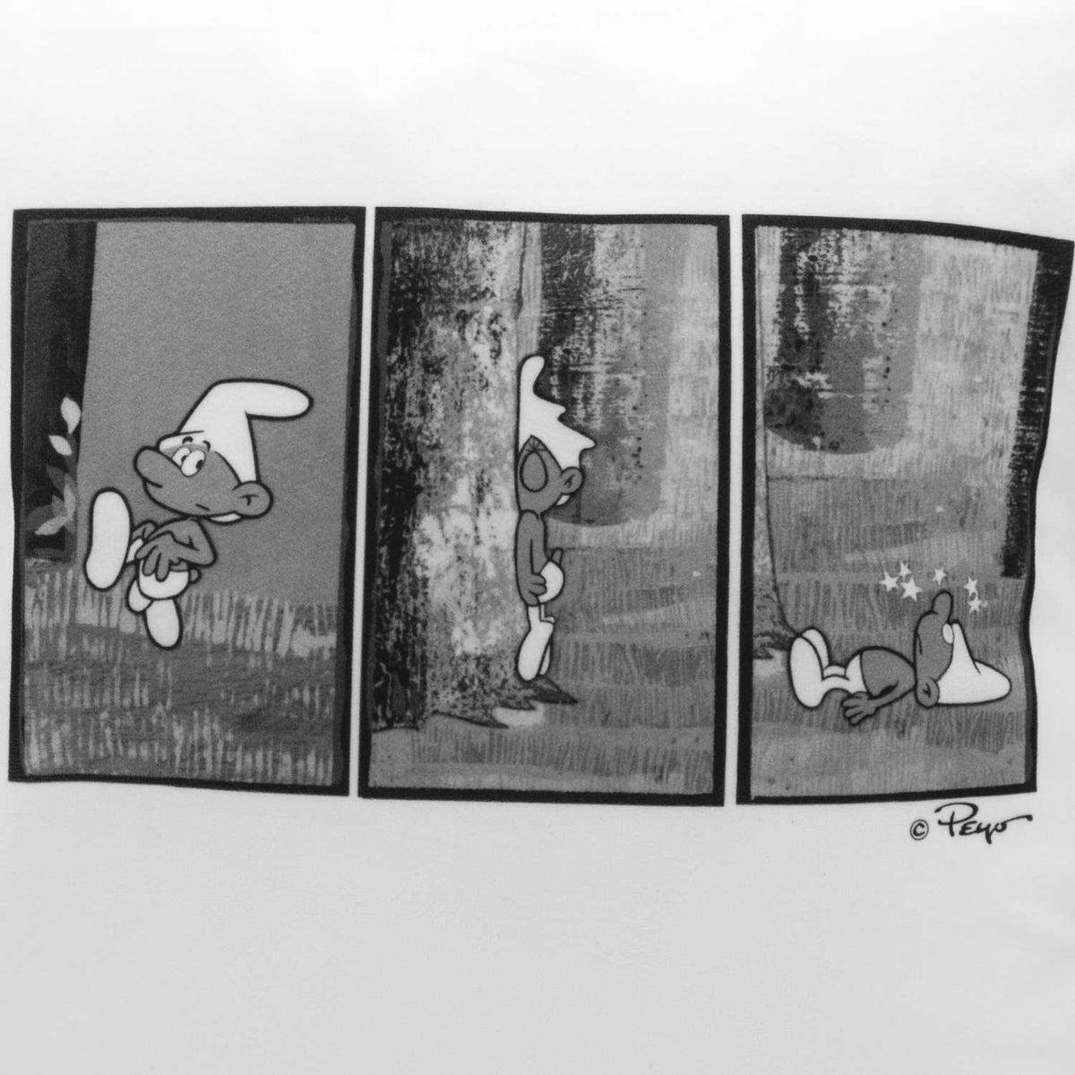 Die Schlümpfe Oid Kuschelkissen mit drei schwarz-weißen Comic-Szenen eines Schlumpfes, der gegen einen Baum läuft.