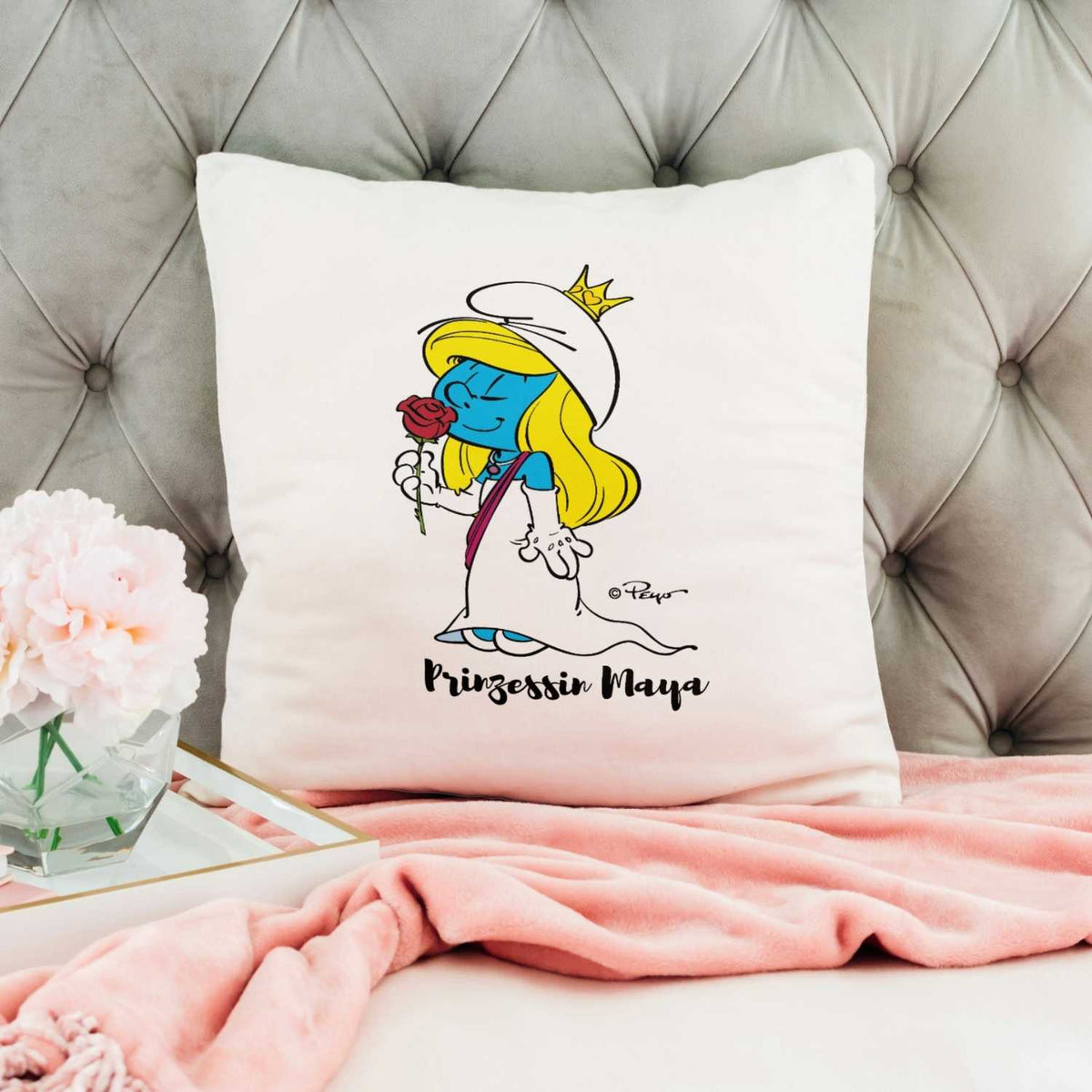 Weißes Kuschelkissen Prinzessin Schlumpfine mit Krone und Rose, personalisiert mit Schriftzug Prinzessin Maya.
