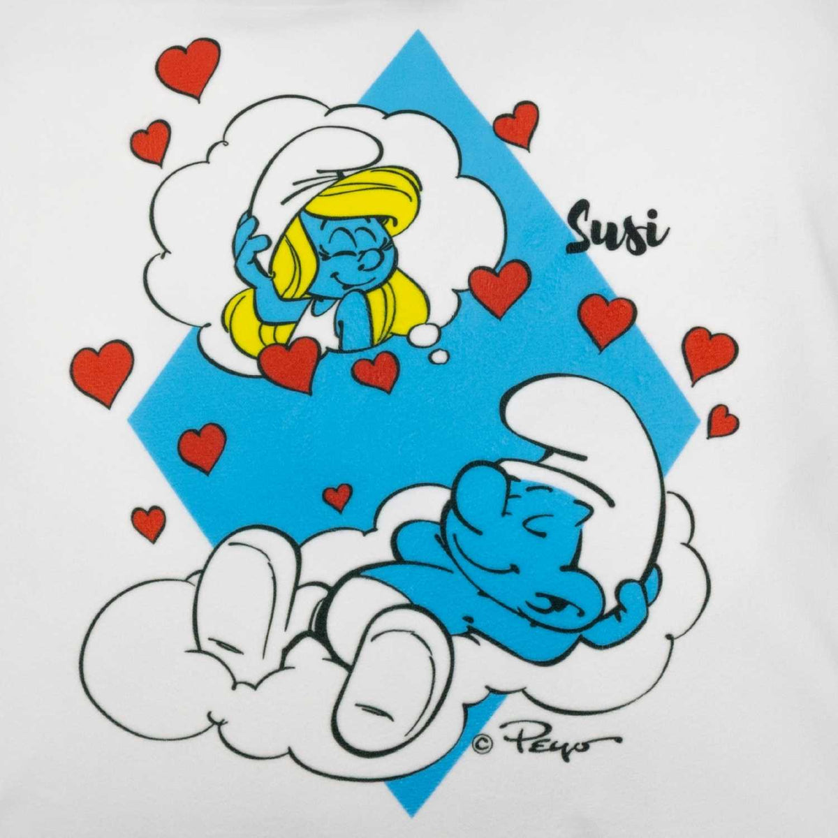 Die Schlümpfe Träume Kuschelkissen personalisiert: Schlumpf schlafend auf Wolke, träumt von Schlumpfine, mit roten Herzen und Namen Susi.