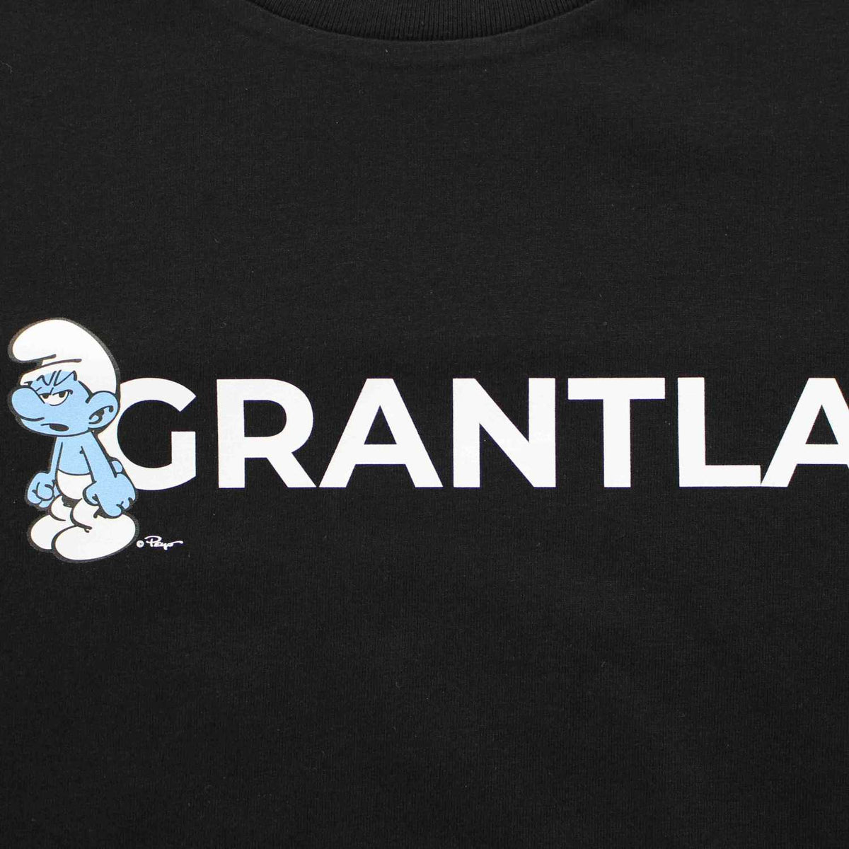 Schwarzes ®Die Schlümpfe Herren T-Shirt "Grantla" mit mürrischem Schlumpf und weißem Schriftzug Logo Motiv.