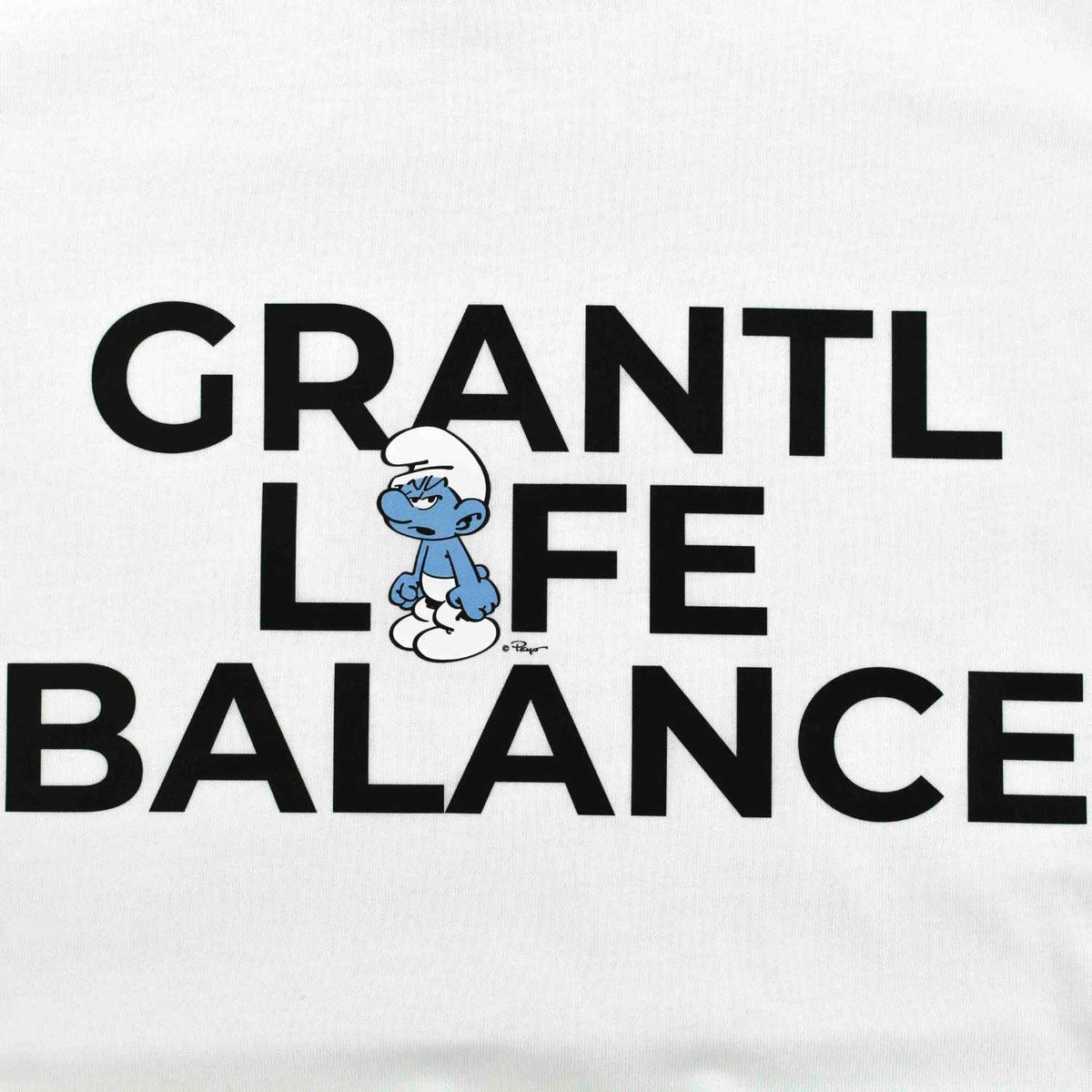 Weißes Schlümpfe Herren T-Shirt "Grantl Life Balance" Aufdruck mit brummigem Schlumpf inmitten des Textes.