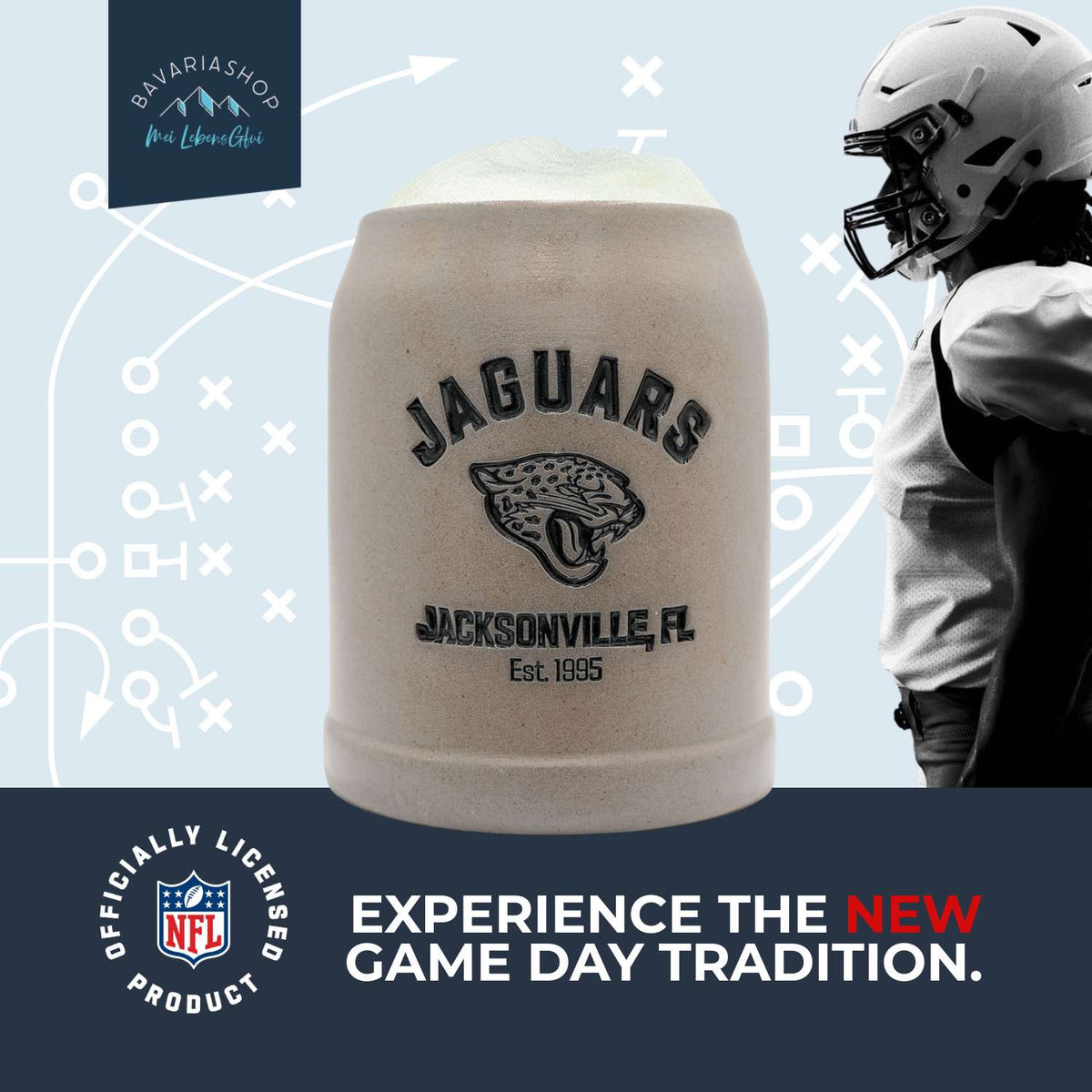 NFL PREMIUM Teamkrug Jacksonville Jaguars aus Steinzeug mit Logo und Schriftzug, gefüllt mit Bier, neben NFL-Spieler.