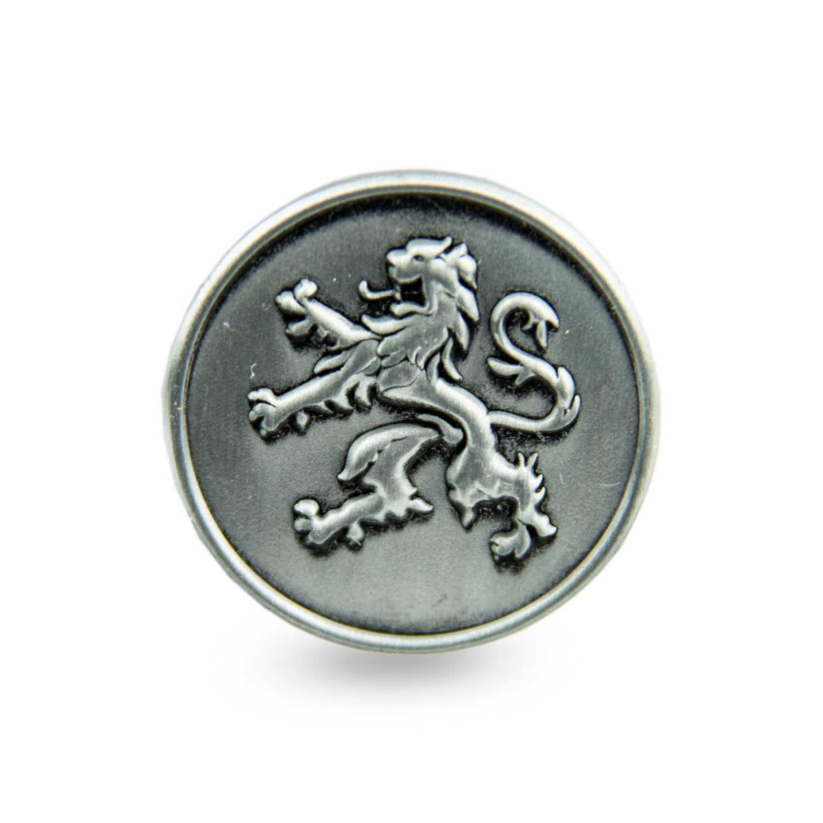 Detailansicht eines runden Pins mit erhabenem Löwenmotiv im keltischen Stil, aus antikem Silber gefertigt.
