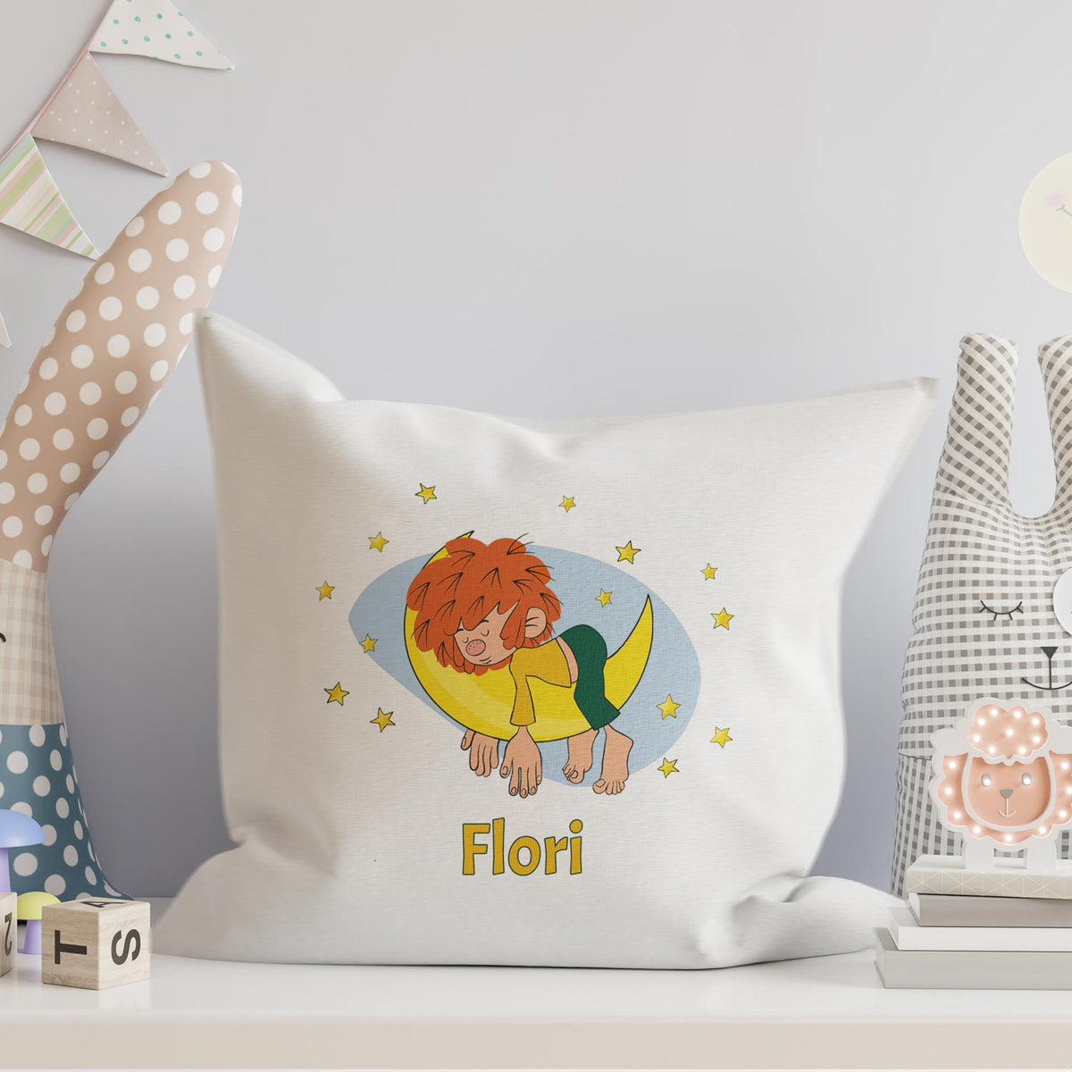Pumuckl Kuschelkissen personalisiert mit schlafendem Pumuckl auf Mond und Sternen, Name Flori im Kinderzimmer.