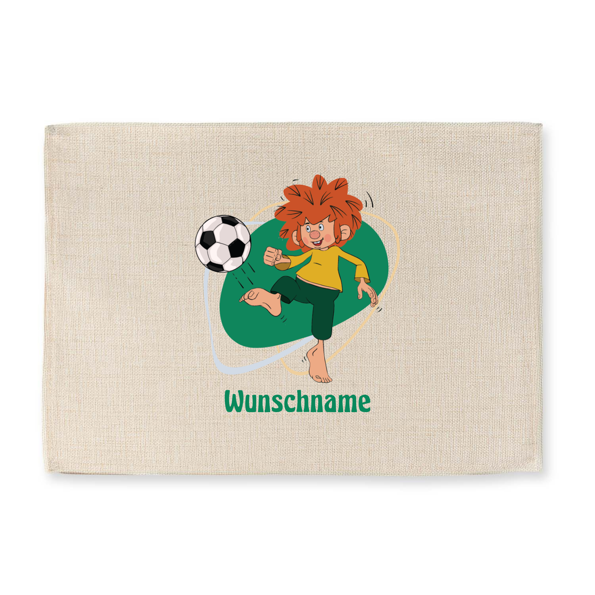 Pumuckl Tischset Fußball mit Wunschnamen, beige, Pumuckl spielt Fußball und kickt den schwarz-weißen Ball.