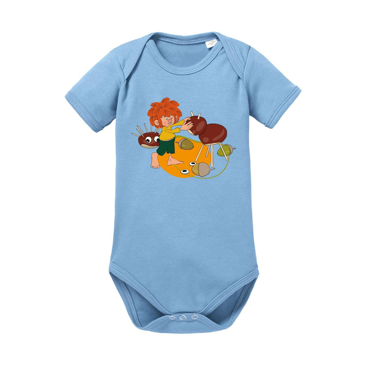 Blauer Pumuckl Baby-Body Natur narrisch mit lustigem Motiv eines spielenden Pumuckls und Kastanien.