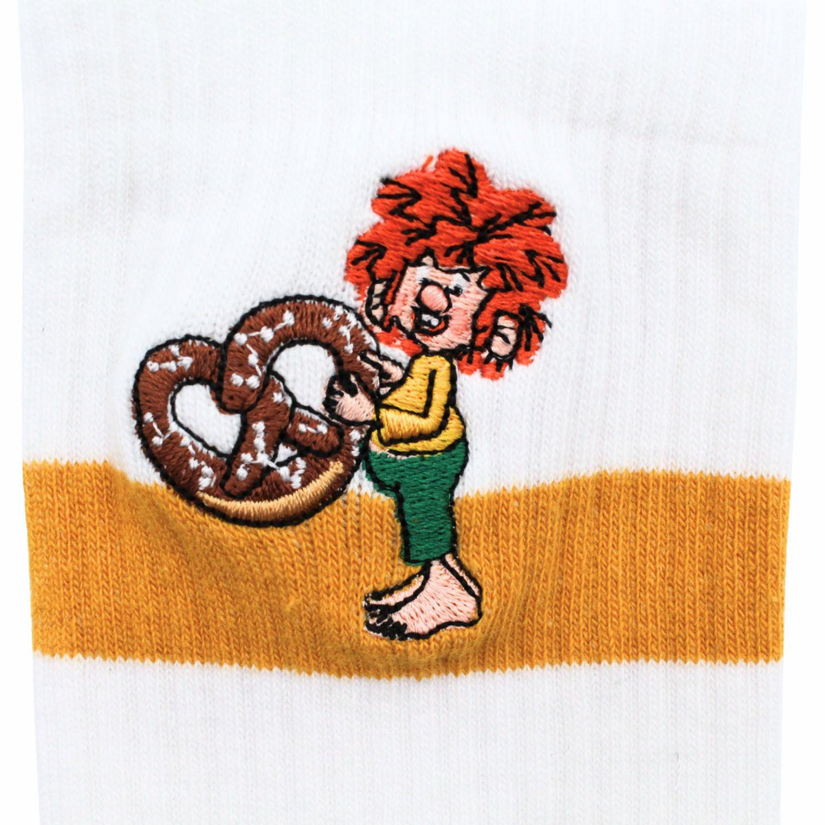 Nahaufnahme Stickerei: Pumuckl umarmt eine Brezn über dem senfgelben Streifen der Tennissocke