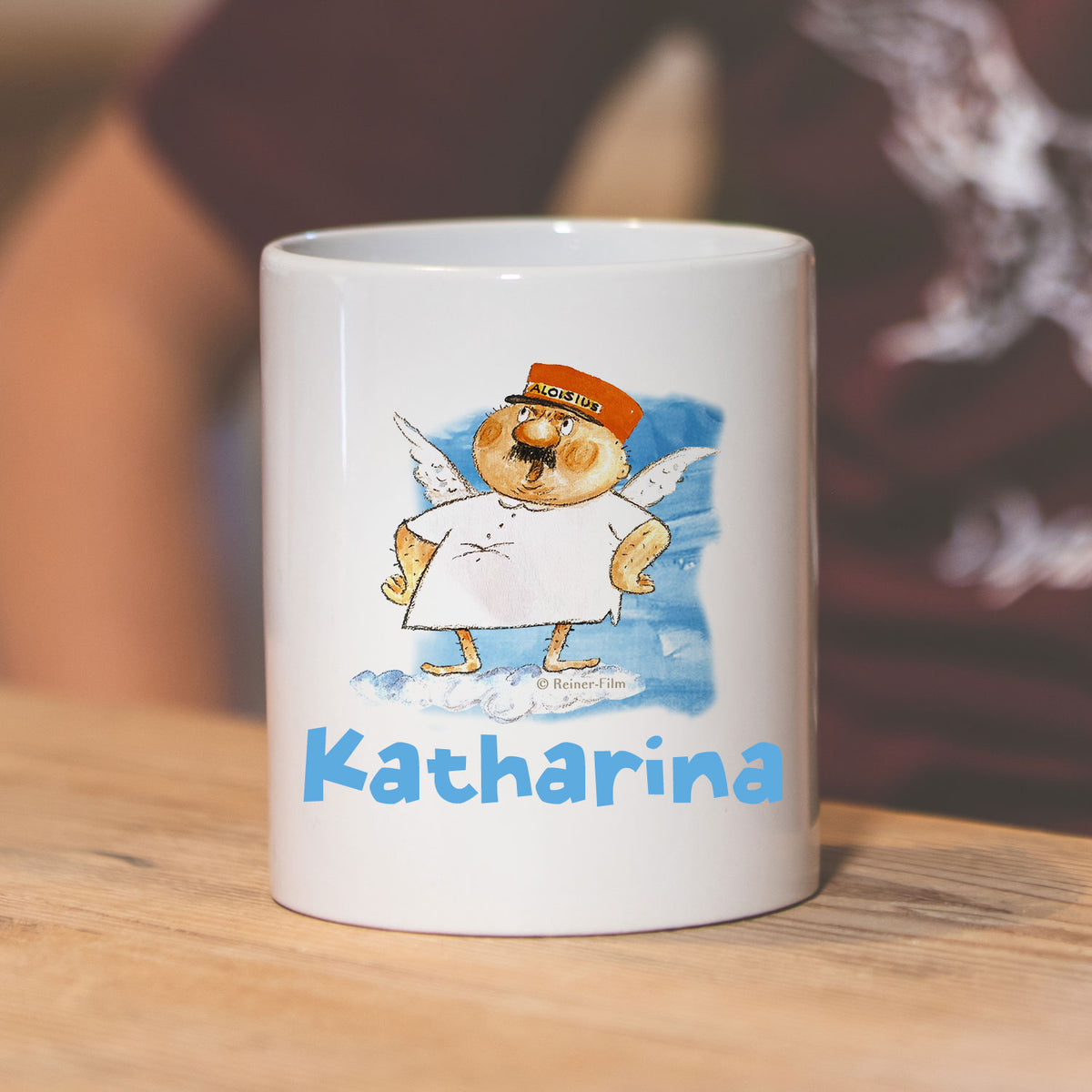 Weiße Engel Aloisius Tasse mit blauem Aufdruck und Comic-Engel, personalisiert mit dem Namen Katharina.