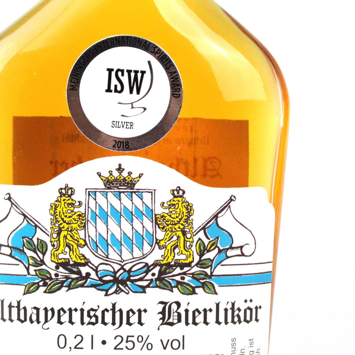 Detailansicht einer 'Altbayerischer Bierlikör' Flasche mit goldener Flüssigkeit, Bayernwappen und ISW Silver Award 2018.