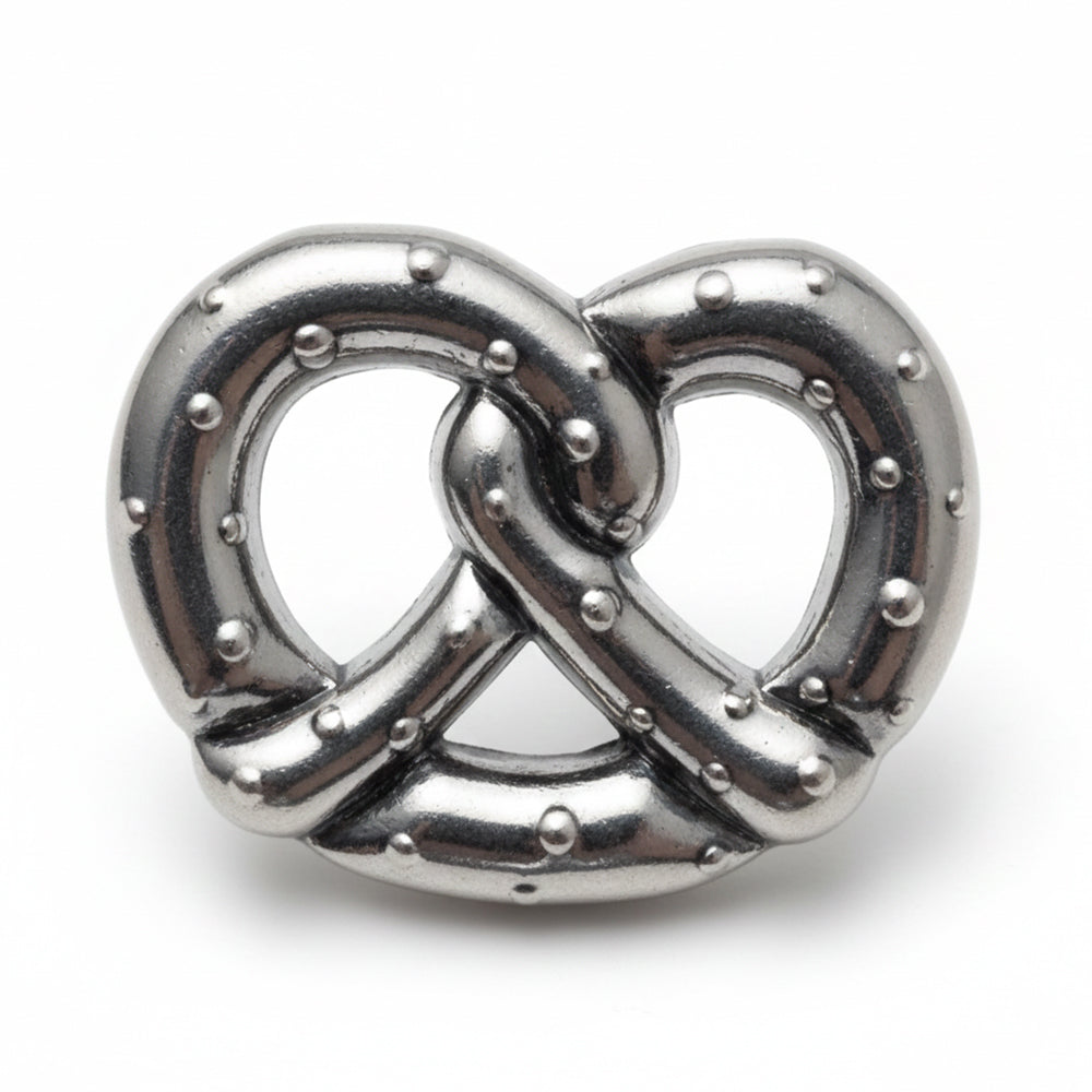 Detaillierter silberner Brezel Pin mit Struktur und glänzenden Elementen, ideal als bayerisches Accessoire.
