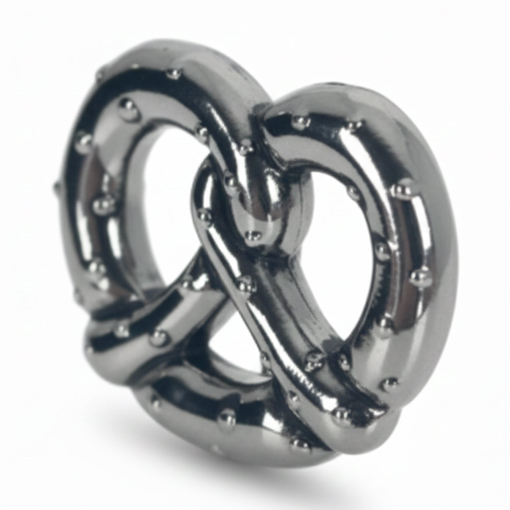 Silberner Anstecker in Brezelform mit detailliert ausgearbeiteten Salzperlen, ideal als modisches Accessoire.