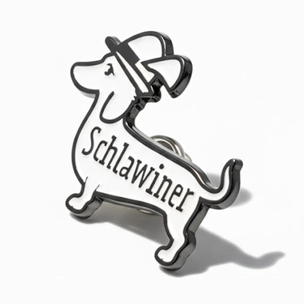 Schwarz-weißer Schlawiner-Dackel Pin mit Hut und Text, Emaille Anstecker, lustiger Dackel-Brosche.